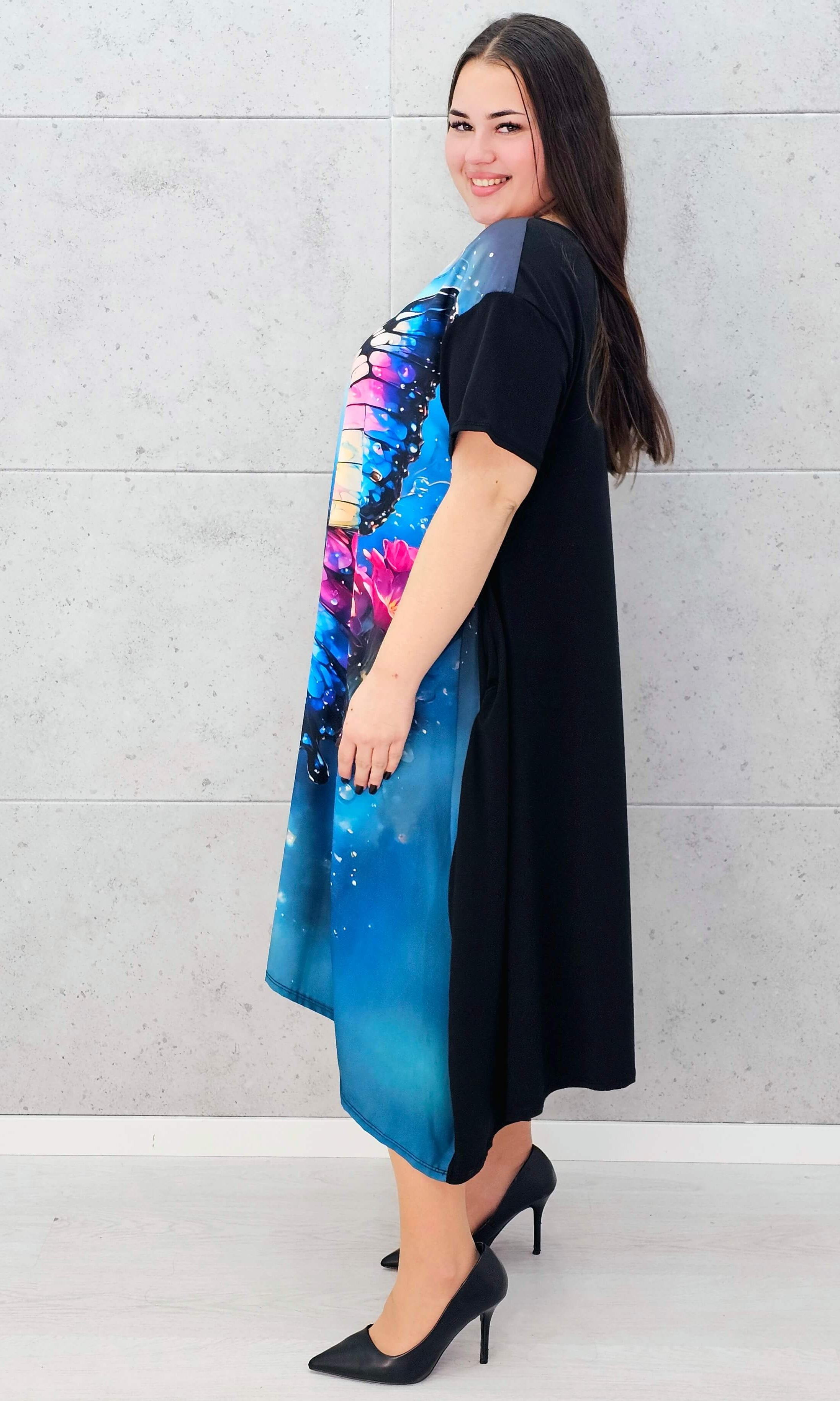 Sukienka StylowaXL z motylem – kolorowa sukienka plus size o asymetrycznym kroju Stylowa XL