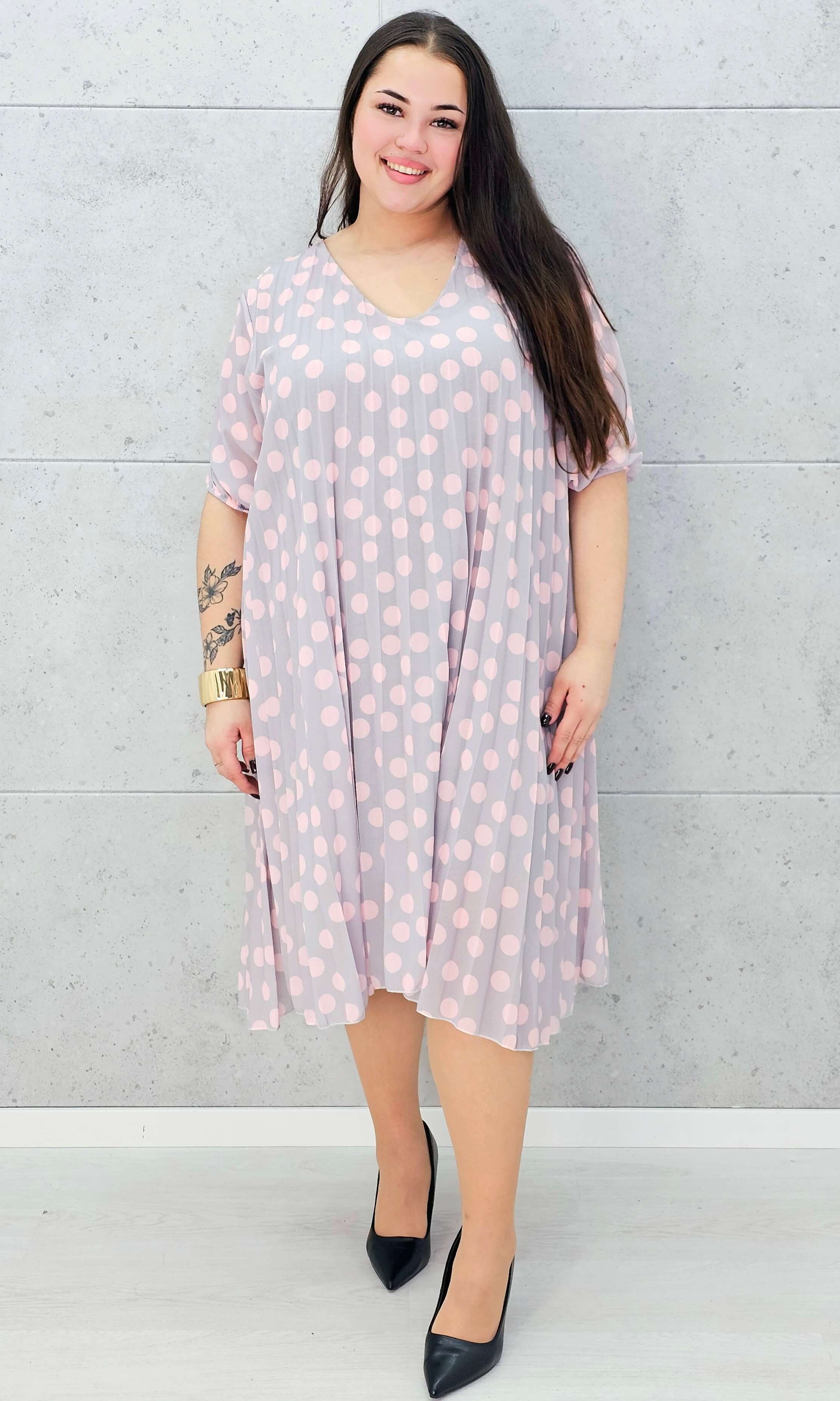 Sukienka w grochy – romantyczna sukienka plus size o luźnym kroju Stylowa XL