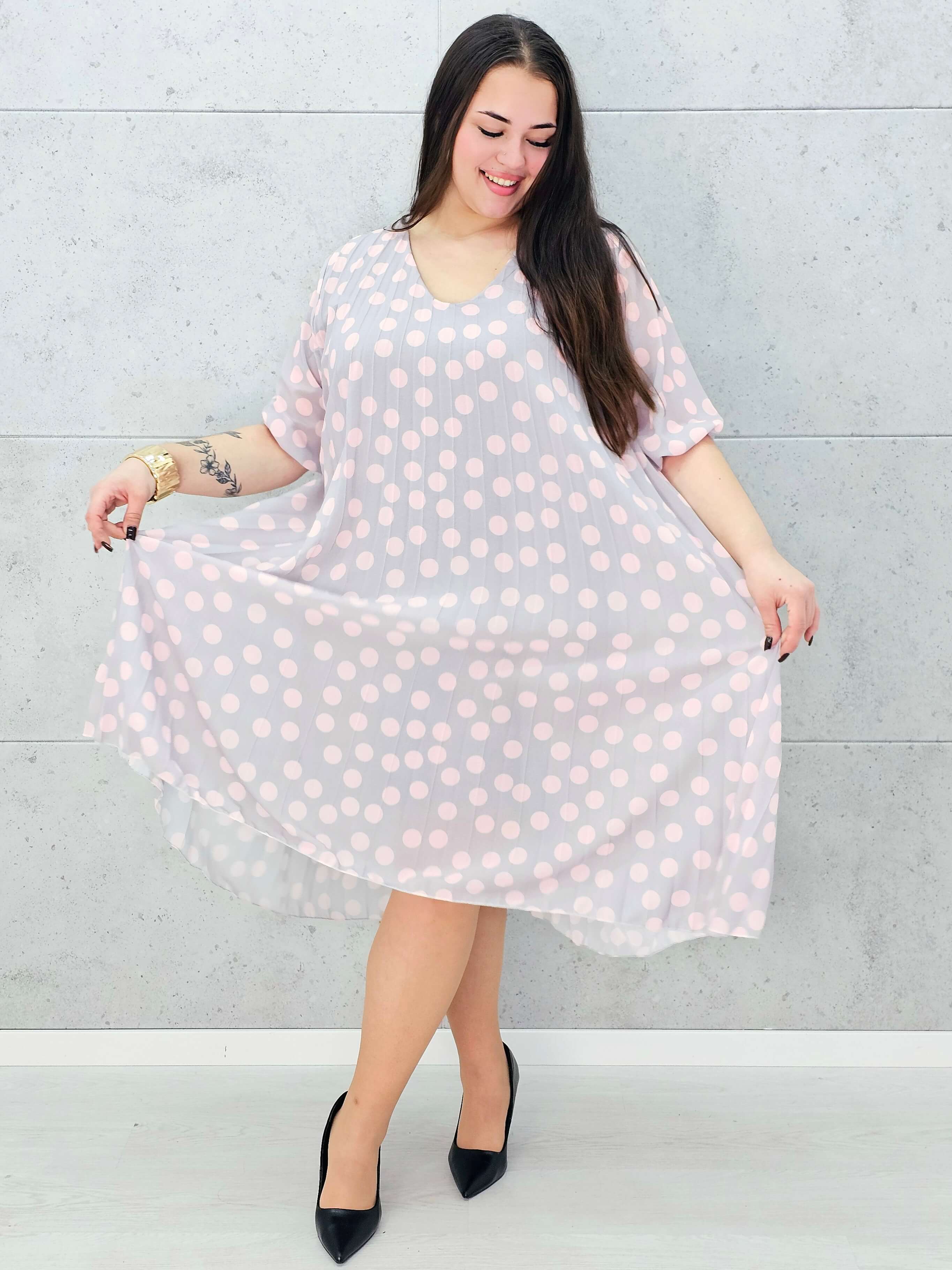 Sukienka w grochy – romantyczna sukienka plus size o luźnym kroju Stylowa XL
