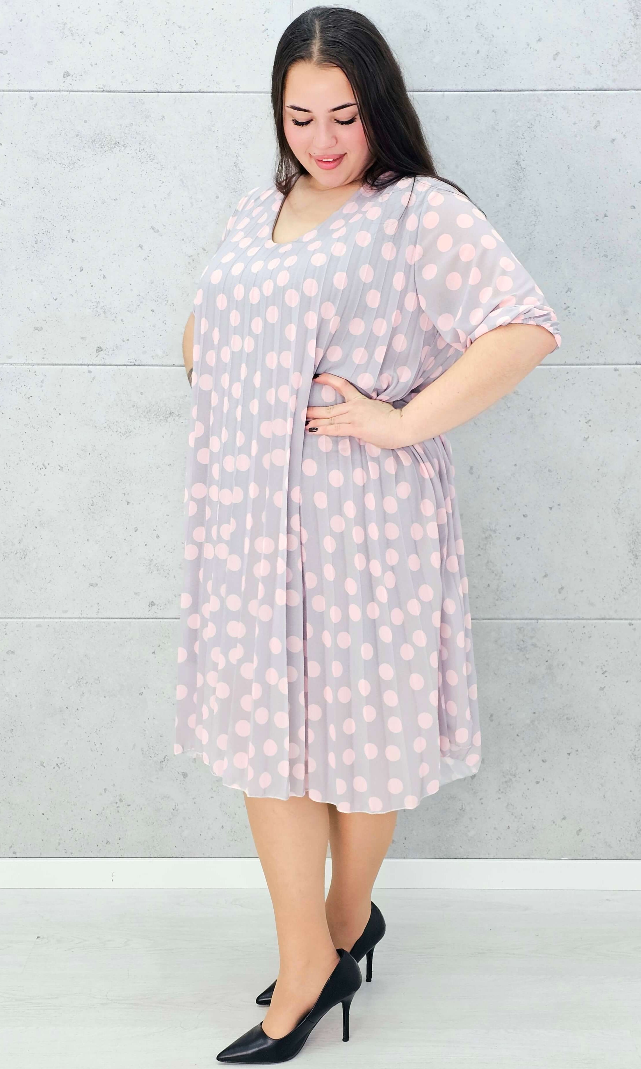 Sukienka w grochy – romantyczna sukienka plus size o luźnym kroju Stylowa XL