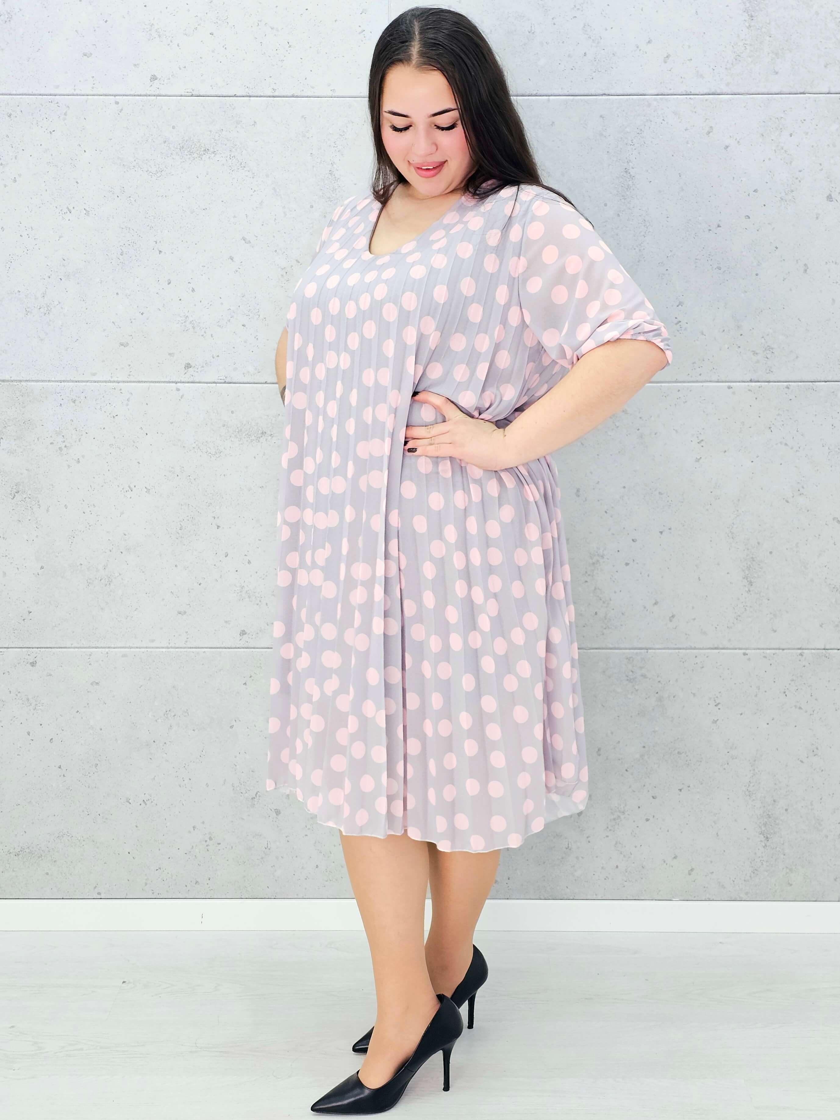 Sukienka w grochy – romantyczna sukienka plus size o luźnym kroju Stylowa XL