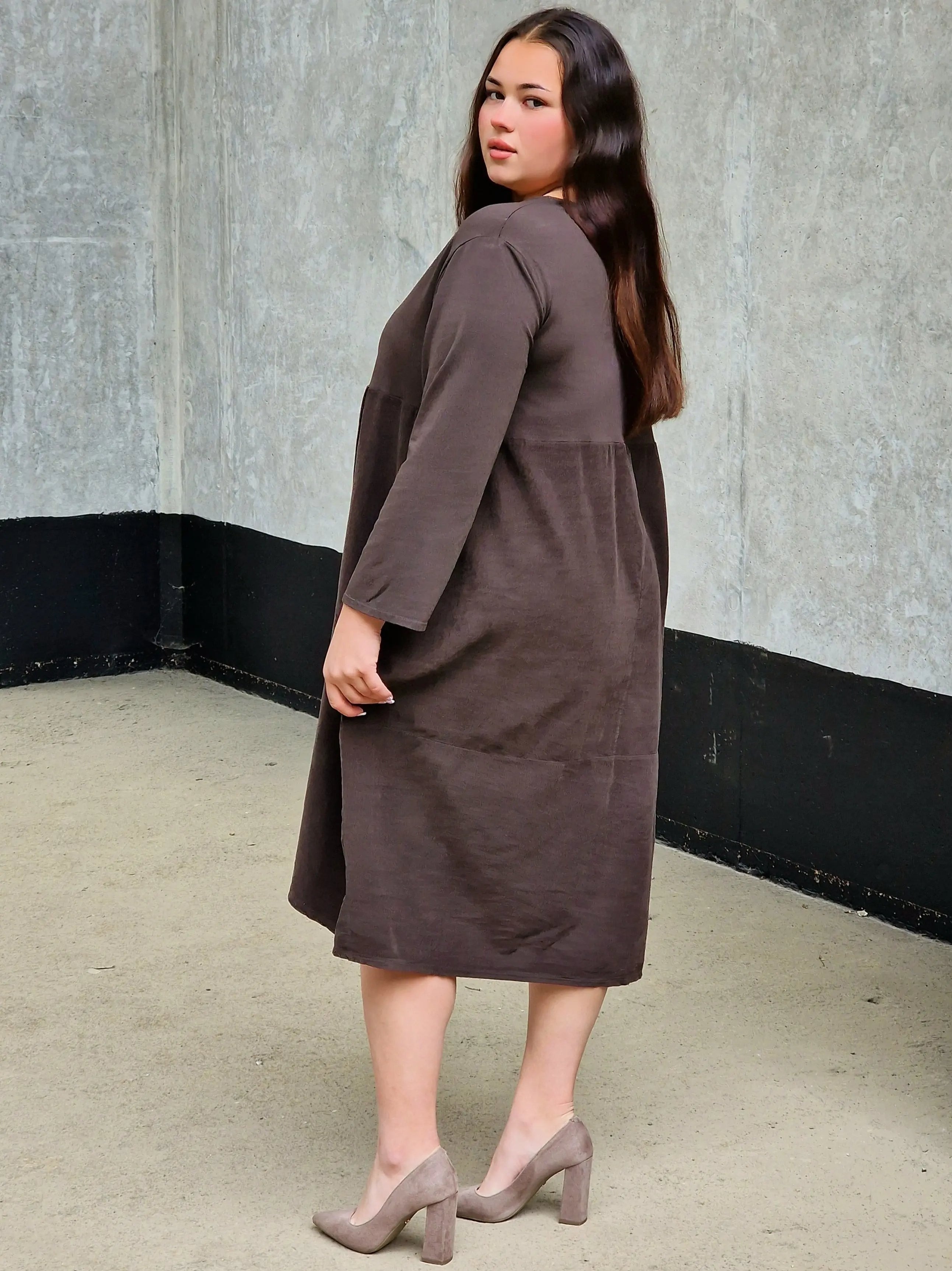 Asymetryczna sukienka z kieszenią Stylowa XL