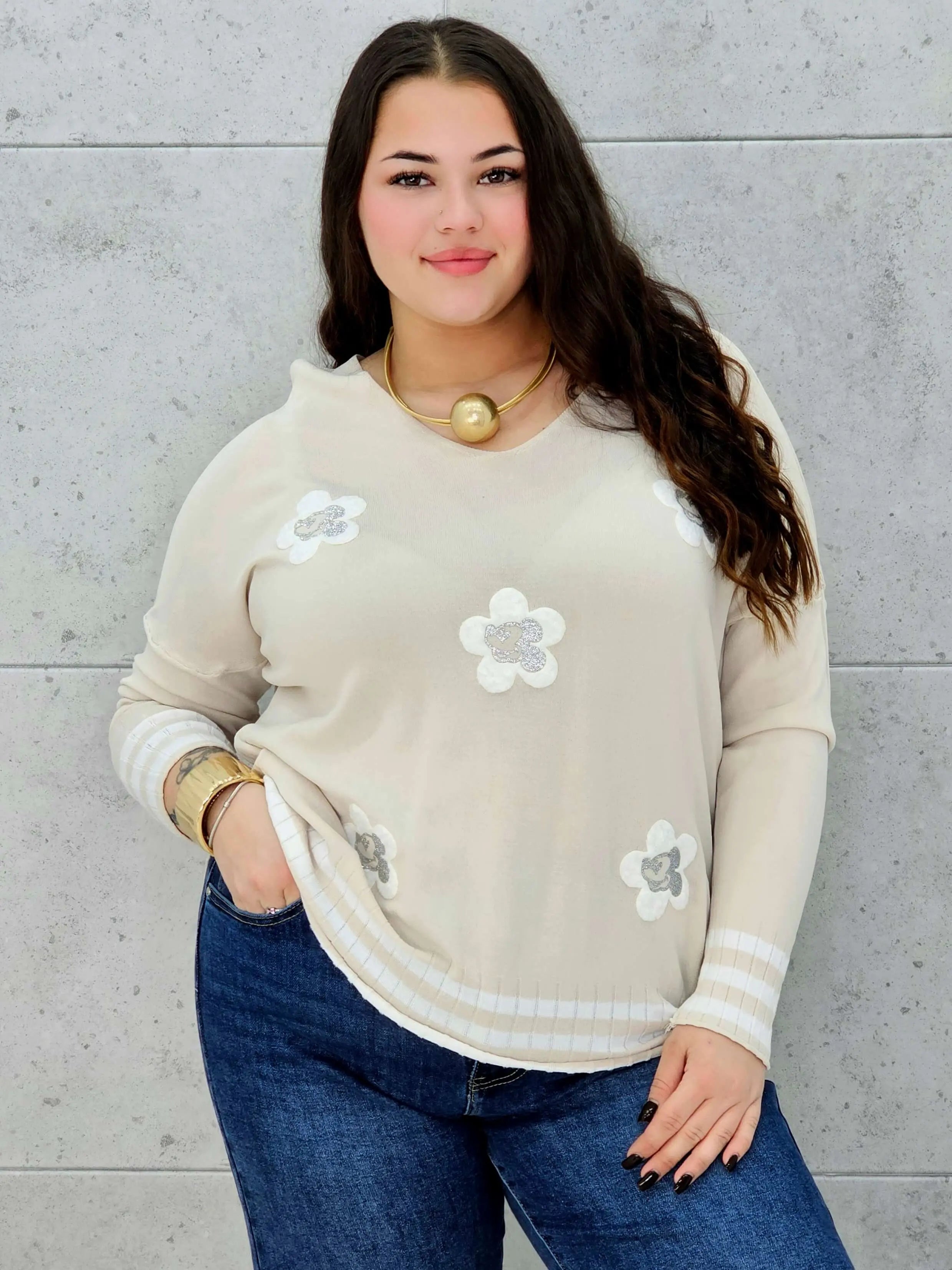 Beżowa bluzka plus size z kwiatami – subtelna elegancja i wygoda. Stylowa XL