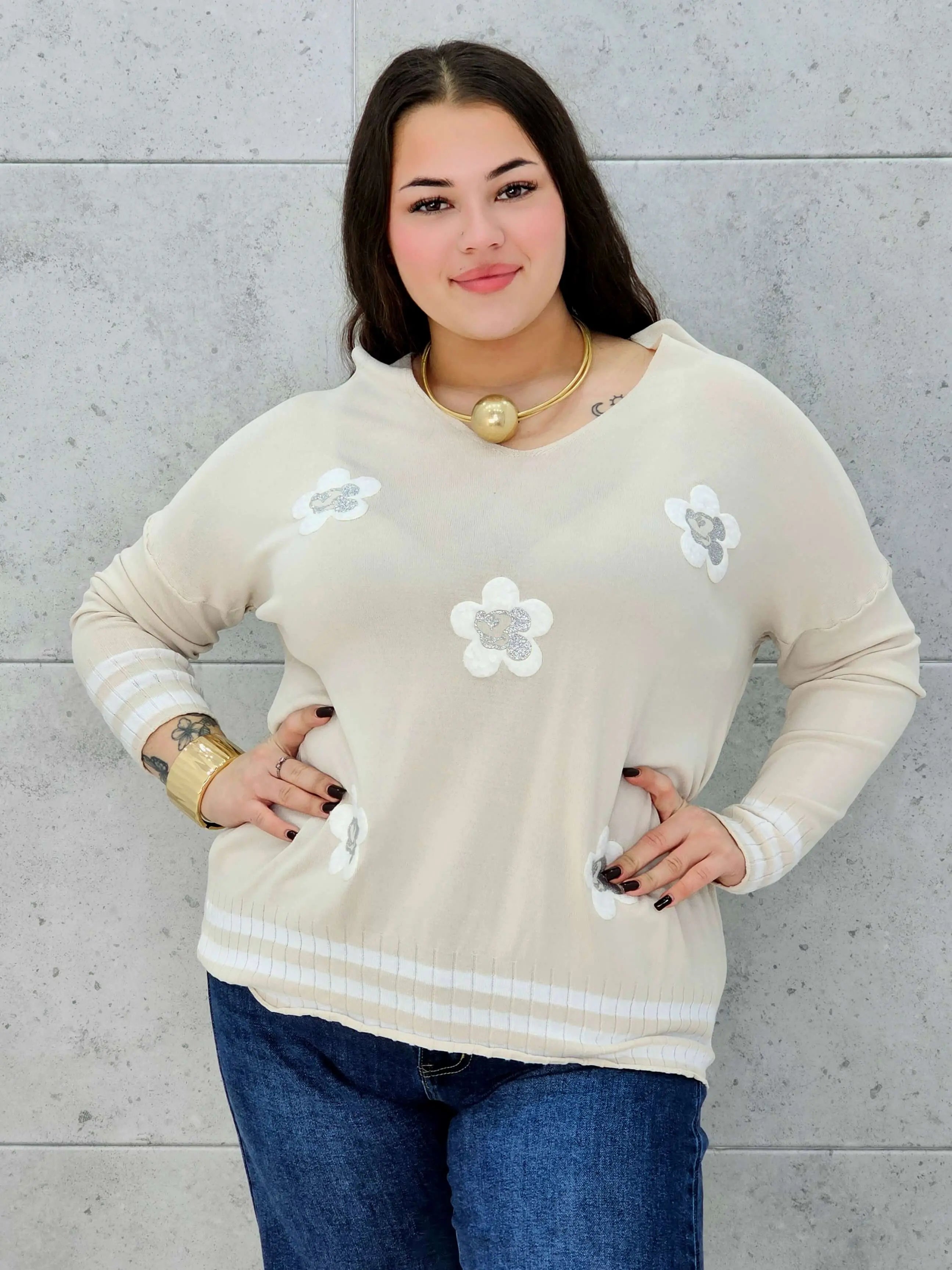 Beżowa bluzka plus size z kwiatami – subtelna elegancja i wygoda. Stylowa XL