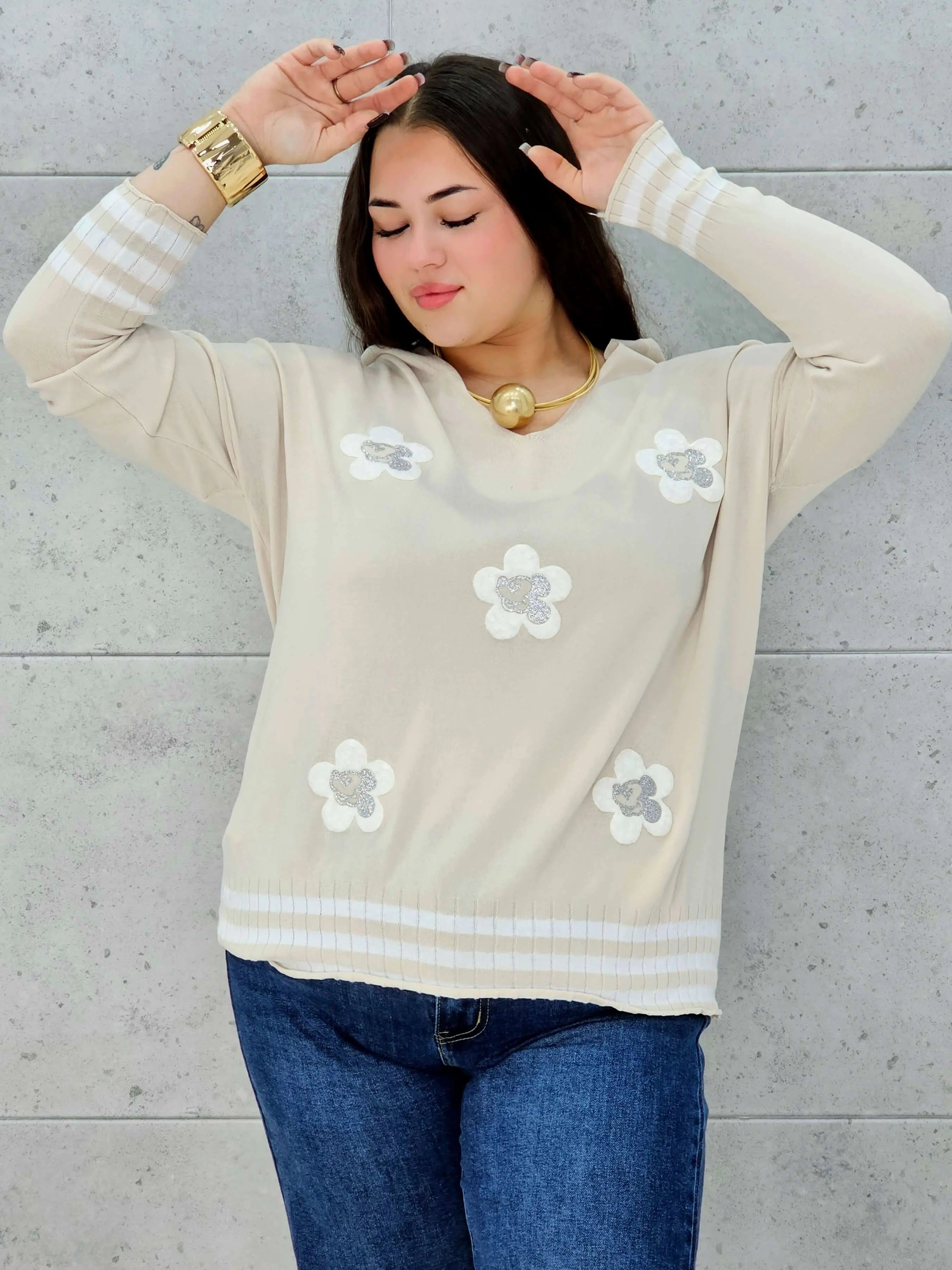 Beżowa bluzka plus size z kwiatami – subtelna elegancja i wygoda. Stylowa XL