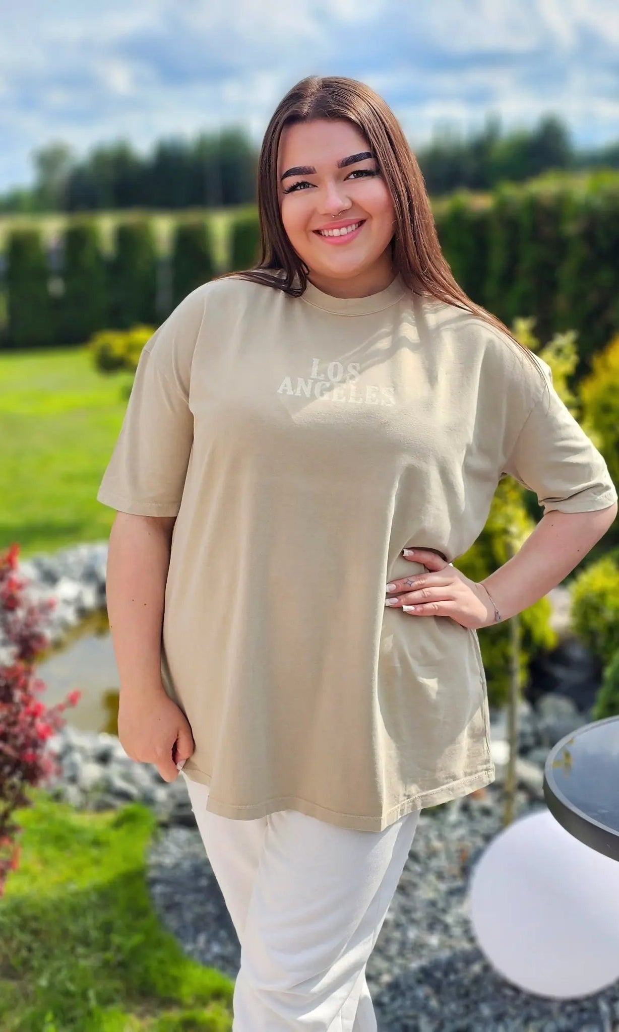 Beżowa koszulka z grafiką „Los Angeles” Stylowa XL