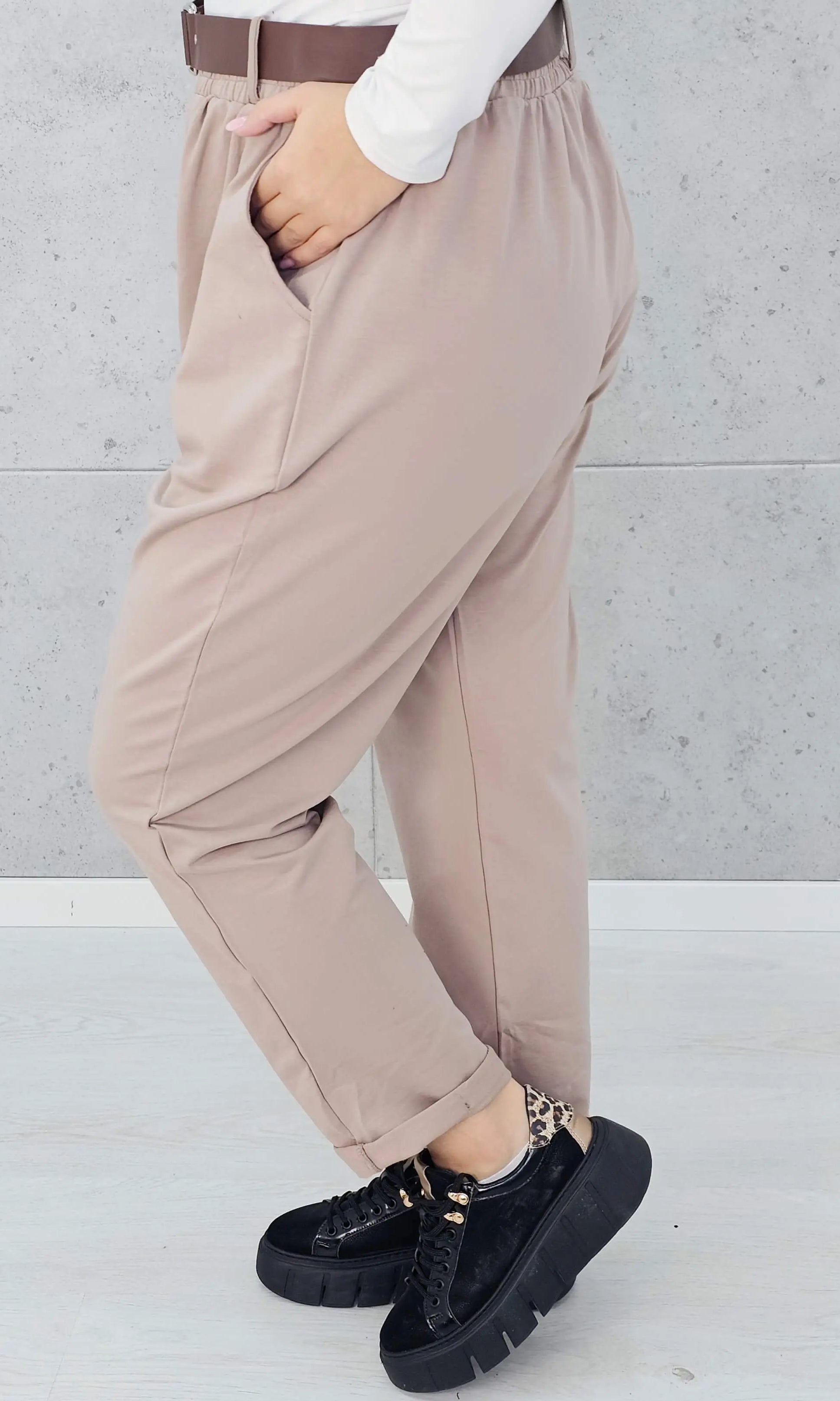 Beżowe spodnie plus size z paskiem – Stylowa elegancja i komfort XXL Stylowa XL