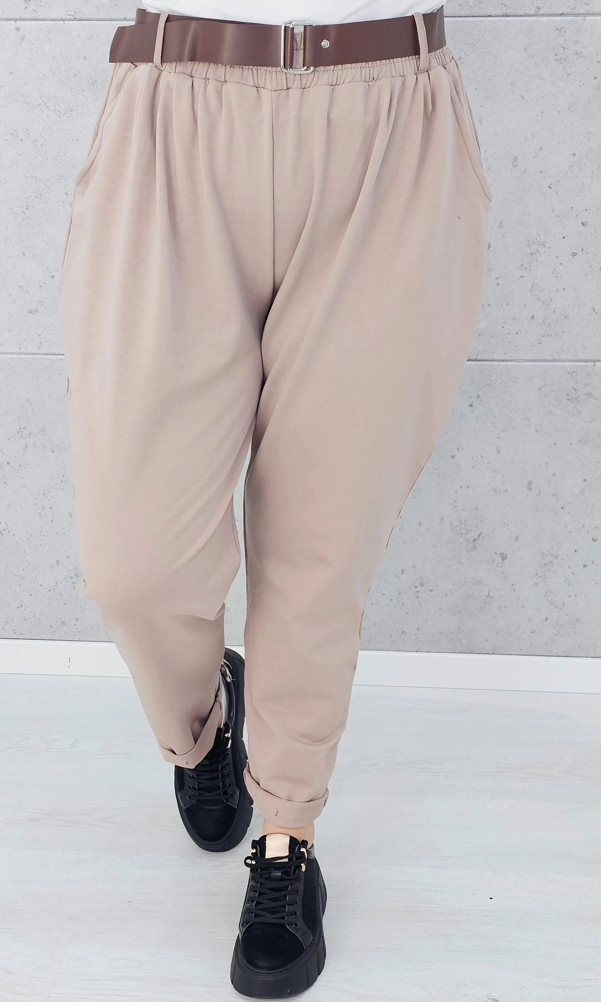 Beżowe spodnie plus size z paskiem – Stylowa elegancja i komfort XXL Stylowa XL