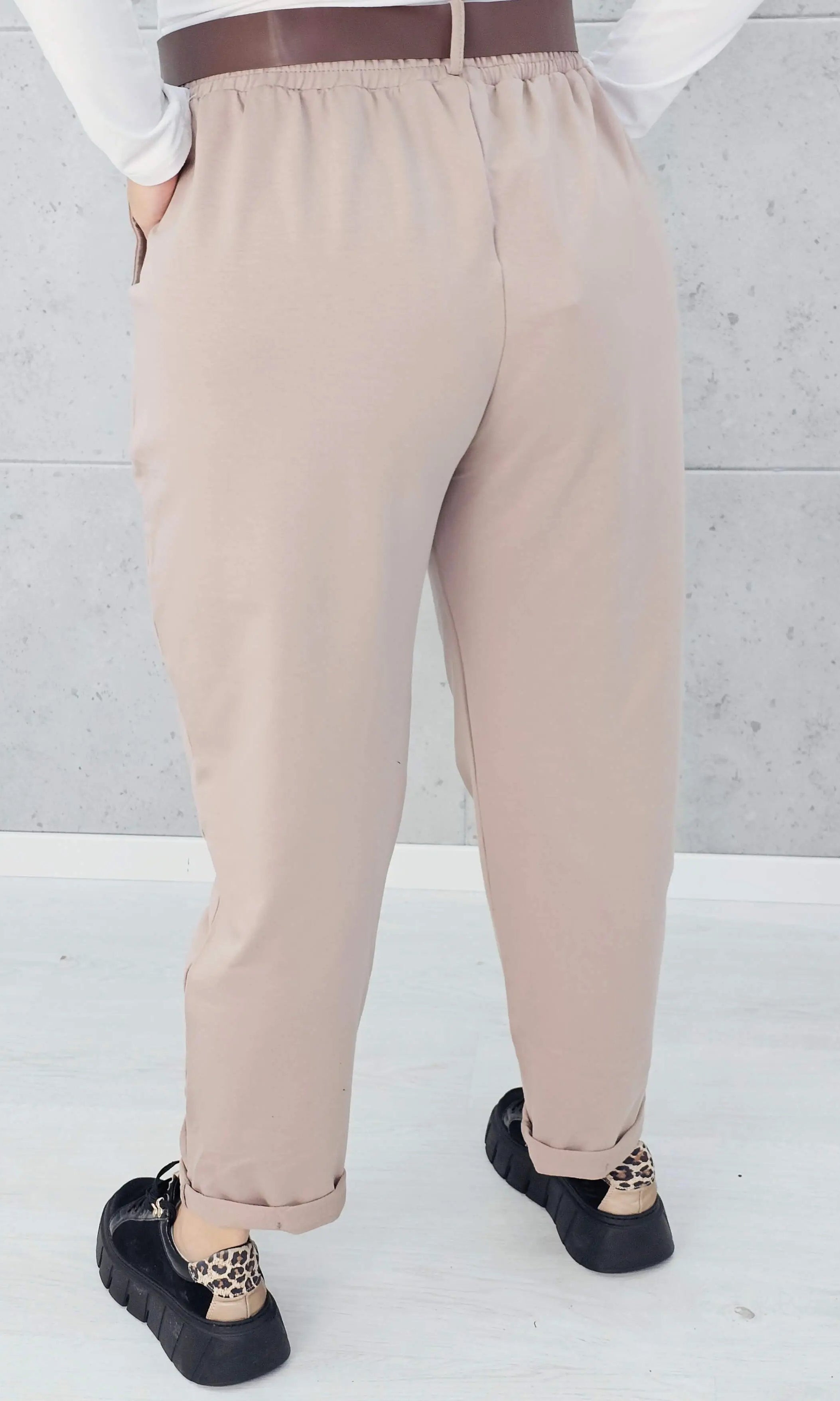 Beżowe spodnie plus size z paskiem – Stylowa elegancja i komfort XXL Stylowa XL