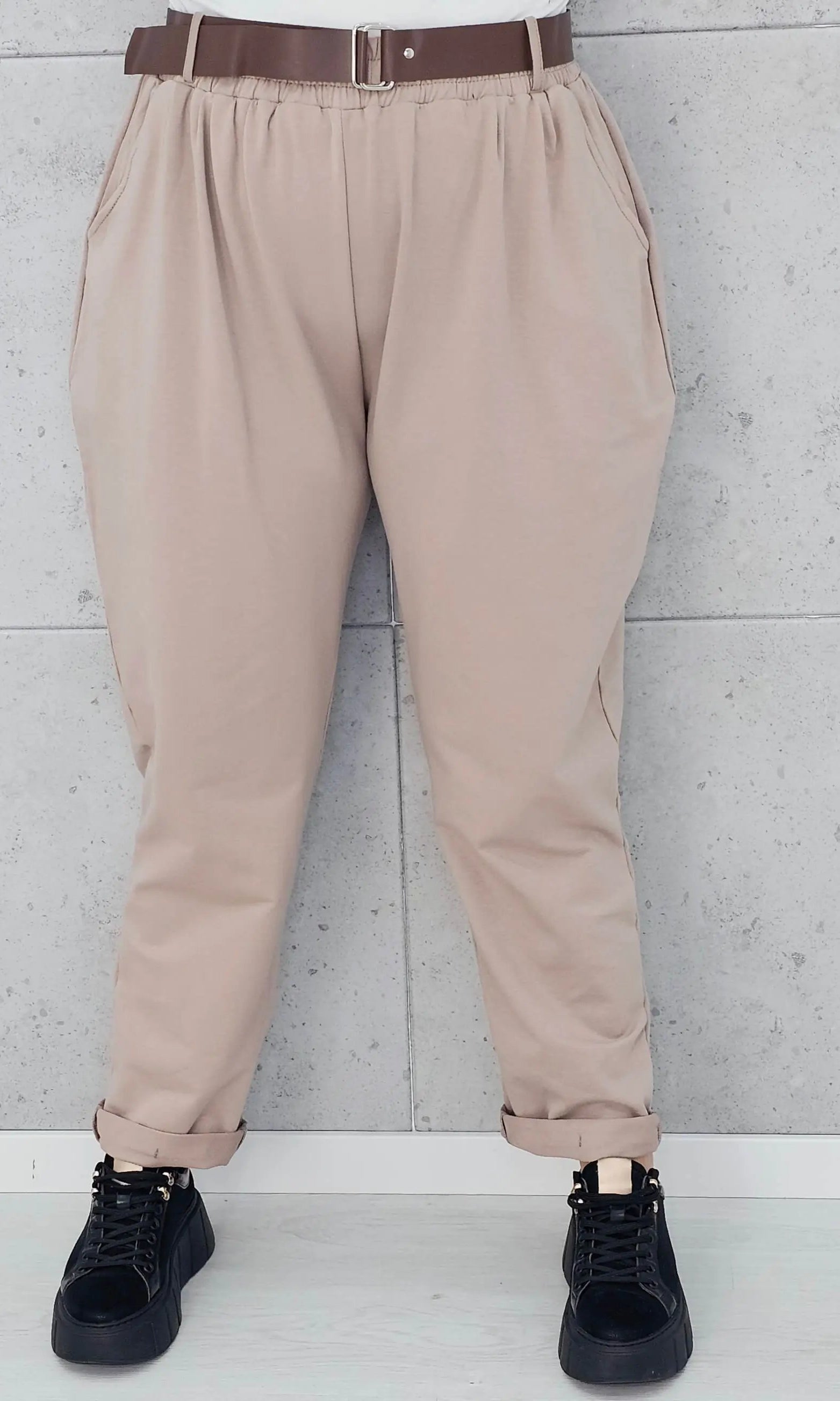 Beżowe spodnie plus size z paskiem – Stylowa elegancja i komfort XXL Stylowa XL