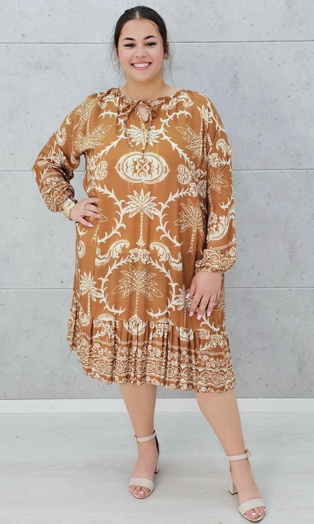 Beżowo-brązowa sukienka z orientalnym wzorem Stylowa XL