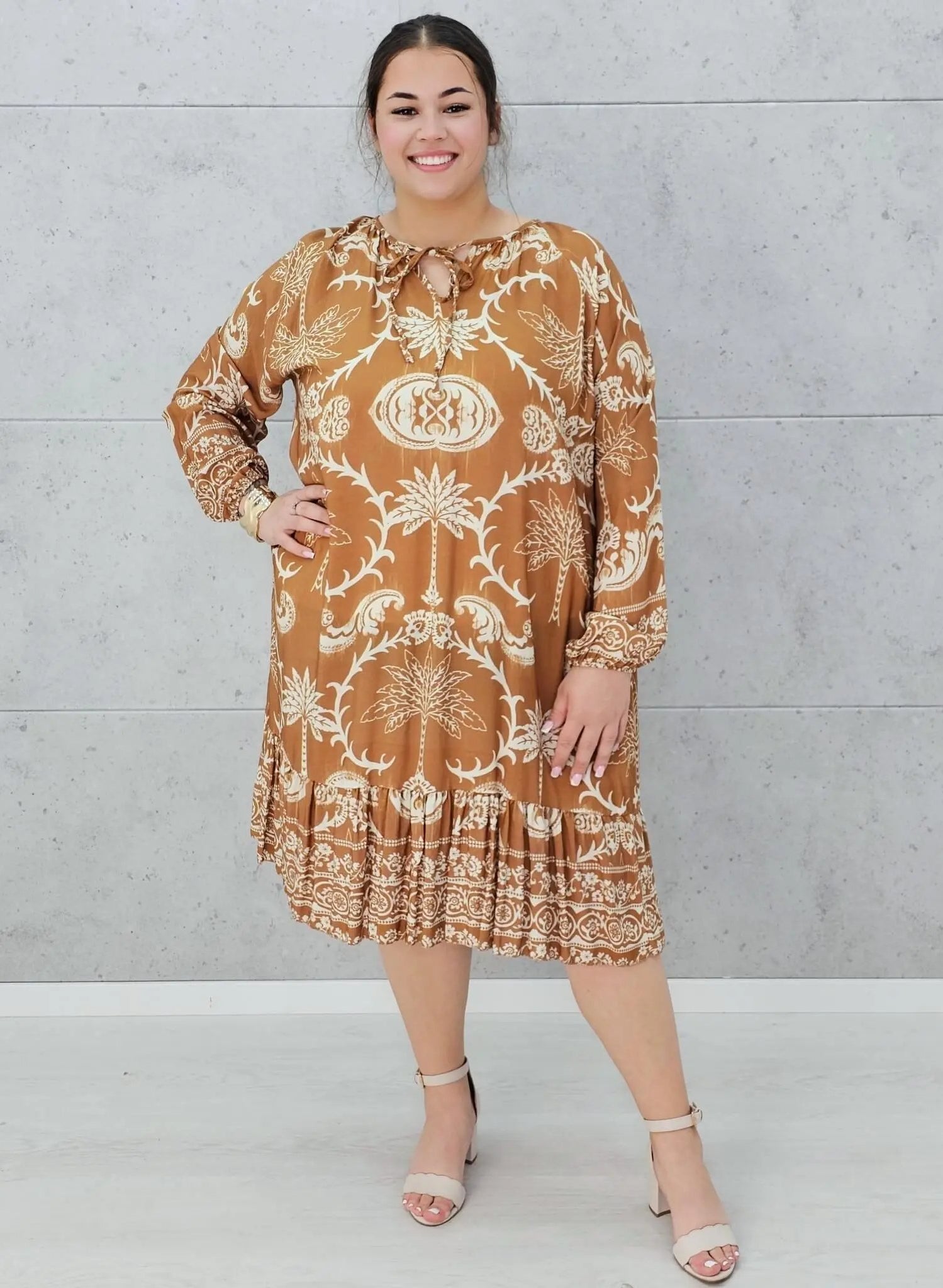Beżowo-brązowa sukienka z orientalnym wzorem Stylowa XL