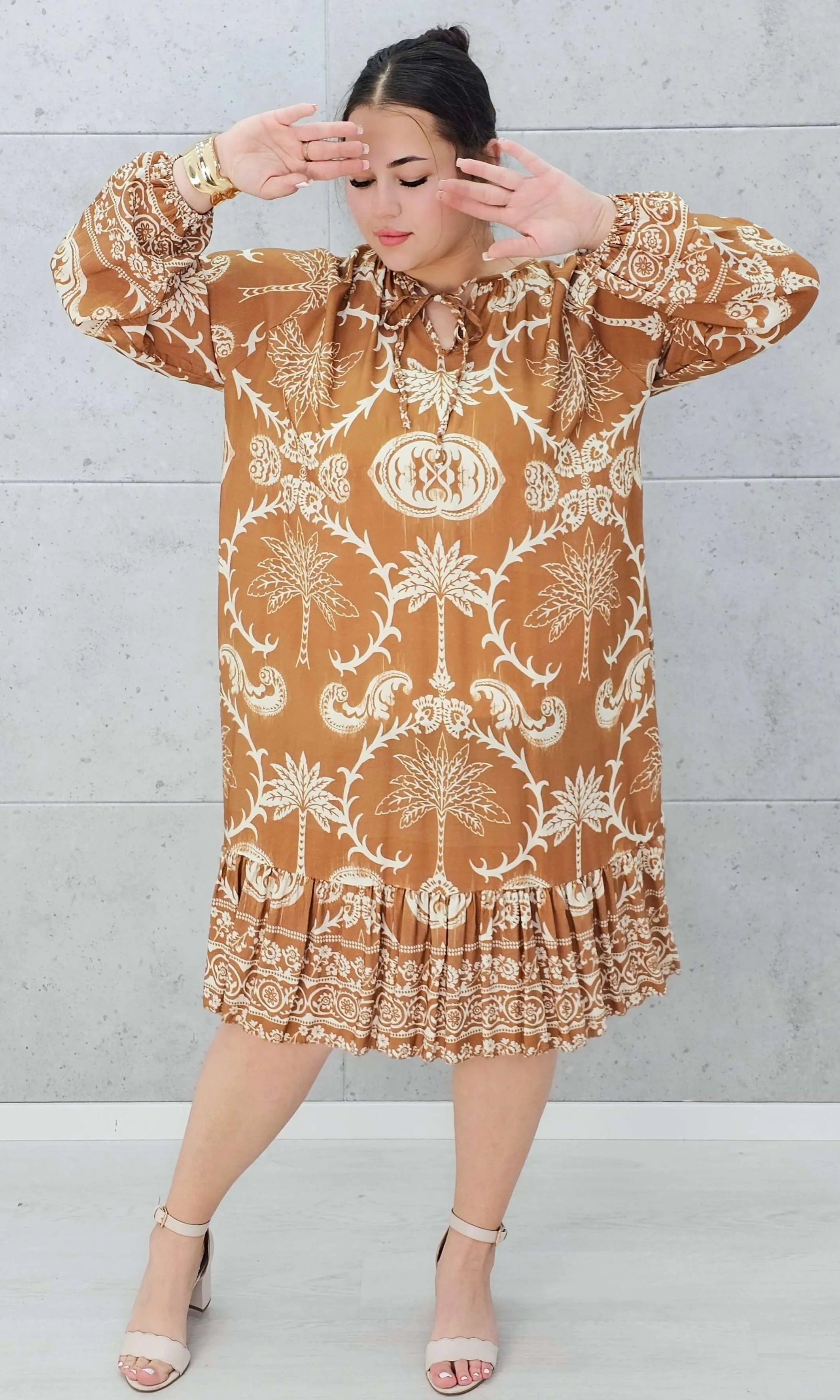Beżowo-brązowa sukienka z orientalnym wzorem Stylowa XL