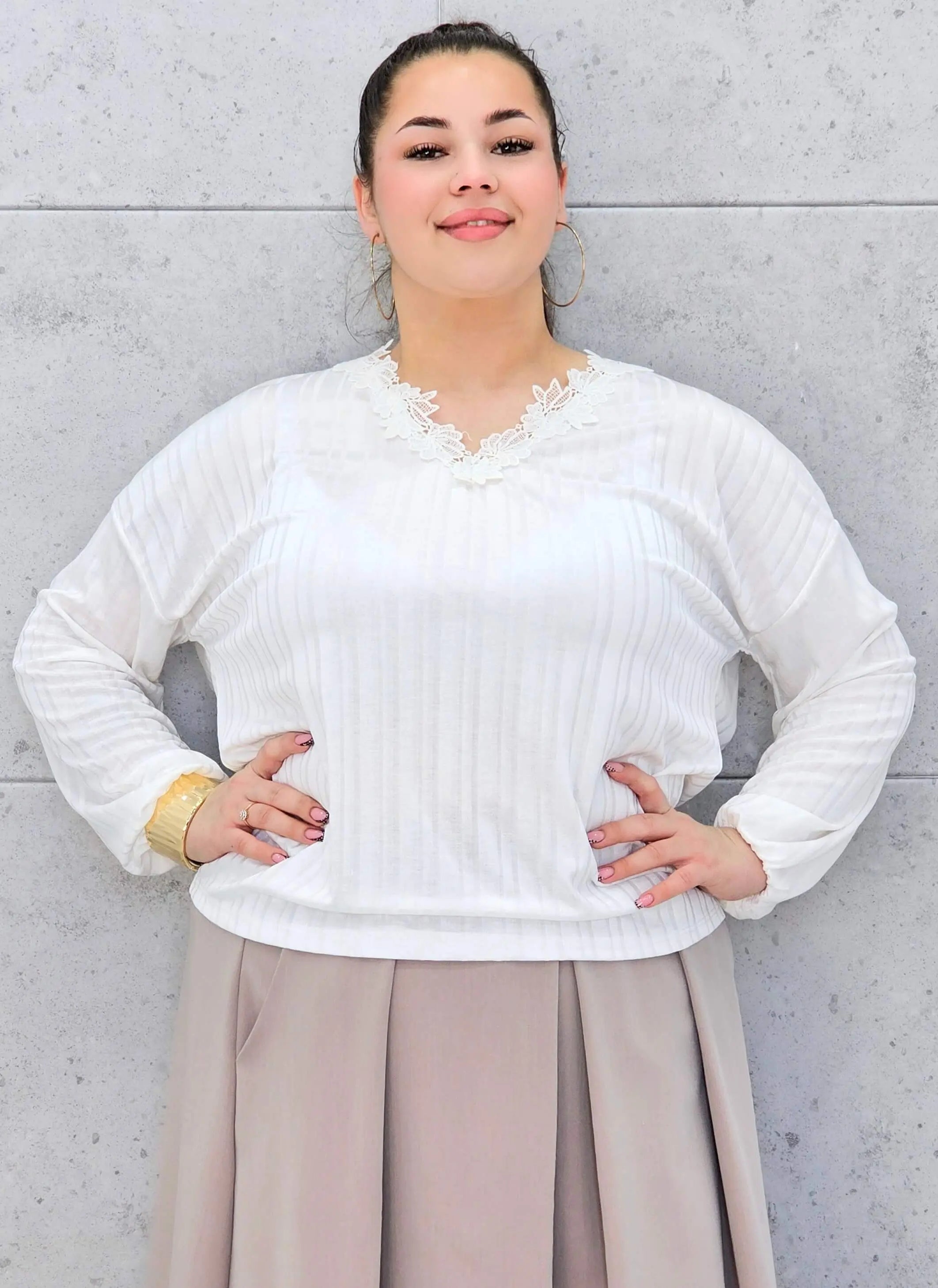 Biała bluzka plus size z koronkowym dekoltem – elegancka bluzka plus size Stylowa XL