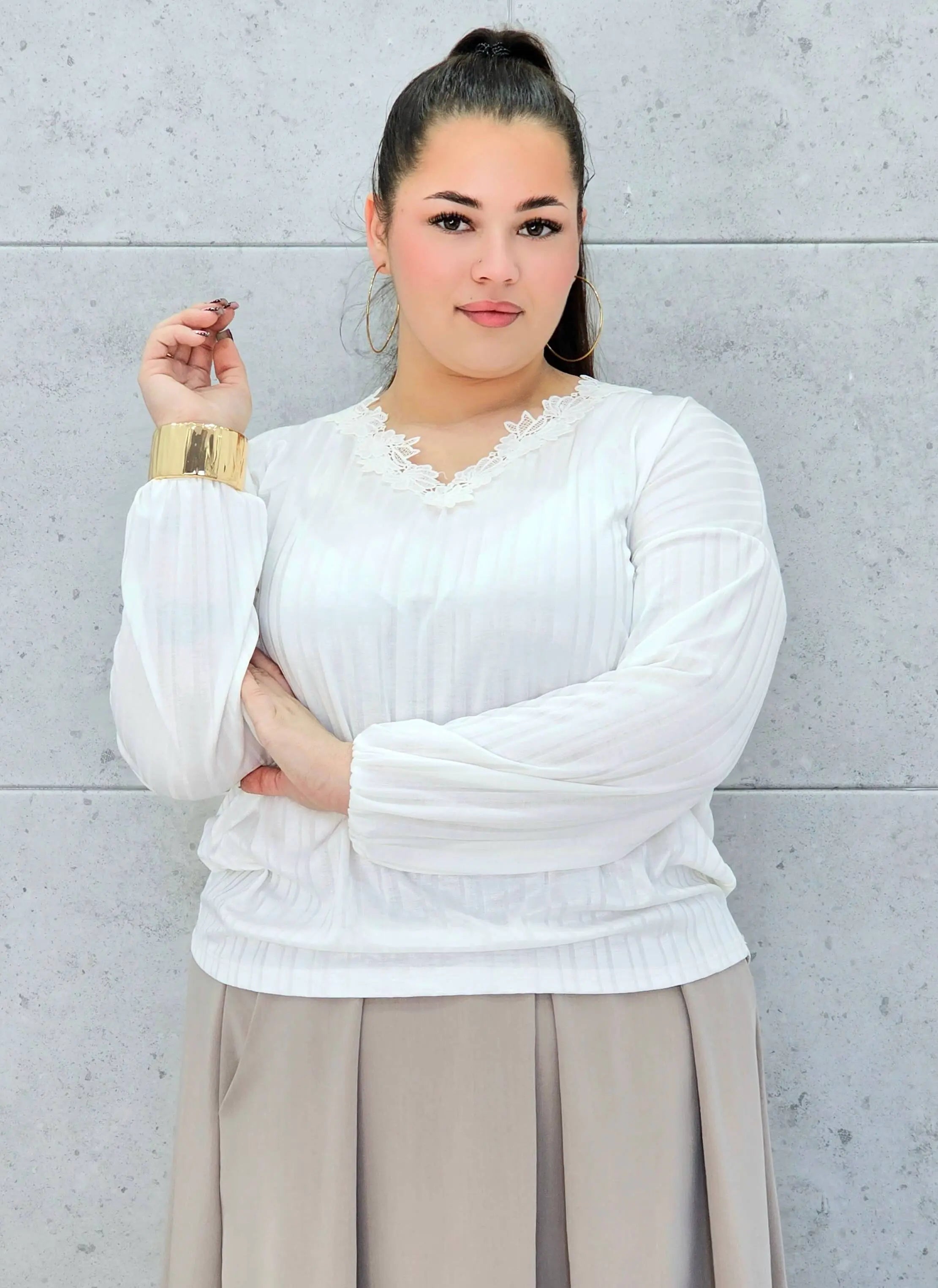 Biała bluzka plus size z koronkowym dekoltem – elegancka bluzka plus size Stylowa XL