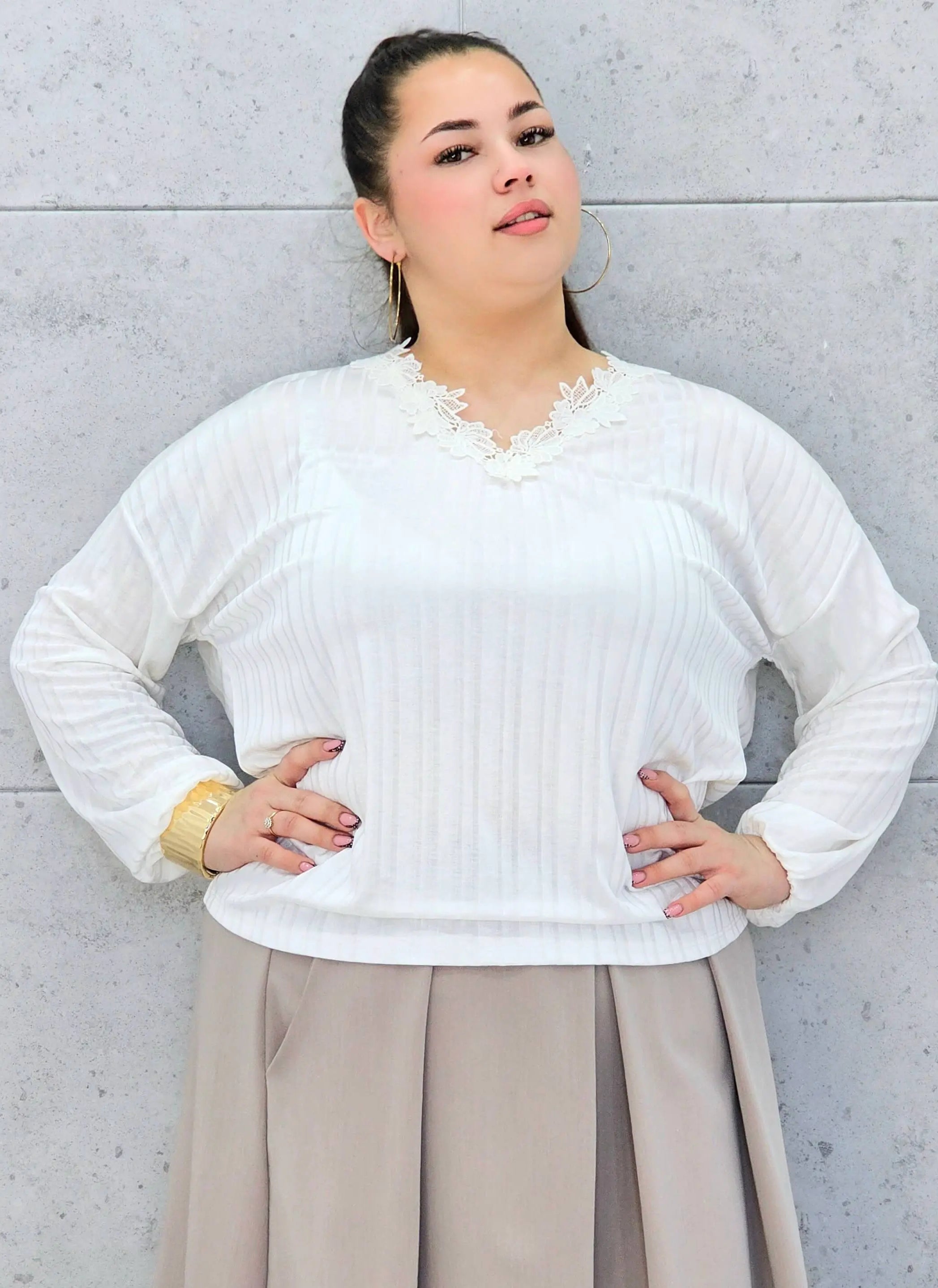 Biała bluzka plus size z koronkowym dekoltem – elegancka bluzka plus size Stylowa XL