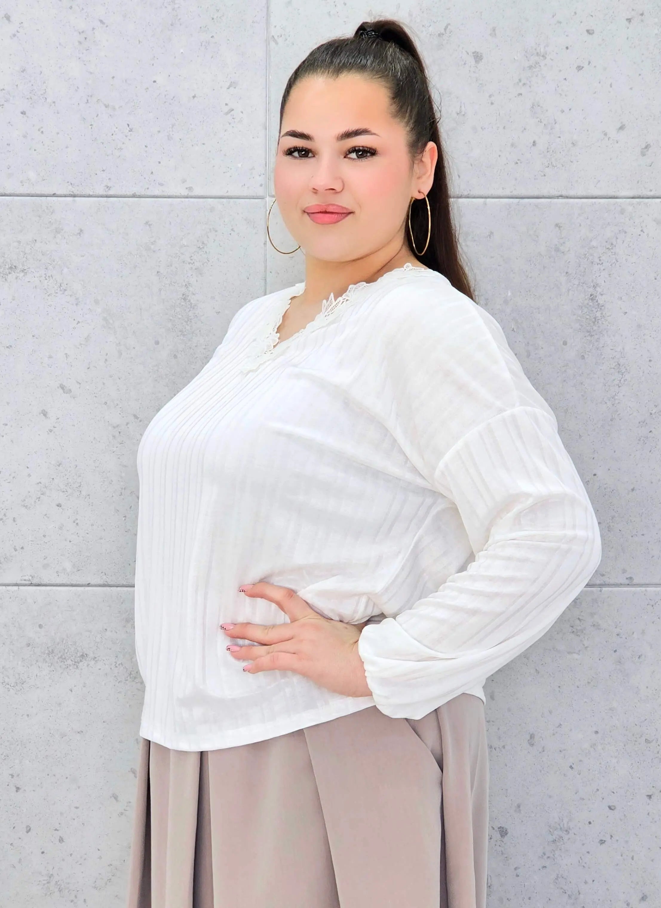 Biała bluzka plus size z koronkowym dekoltem – elegancka bluzka plus size Stylowa XL