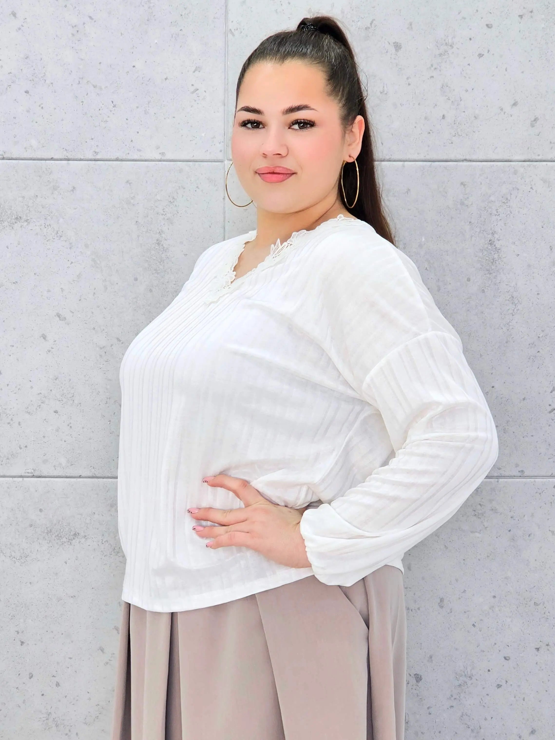 Biała bluzka plus size z koronkowym dekoltem – elegancka bluzka plus size Stylowa XL