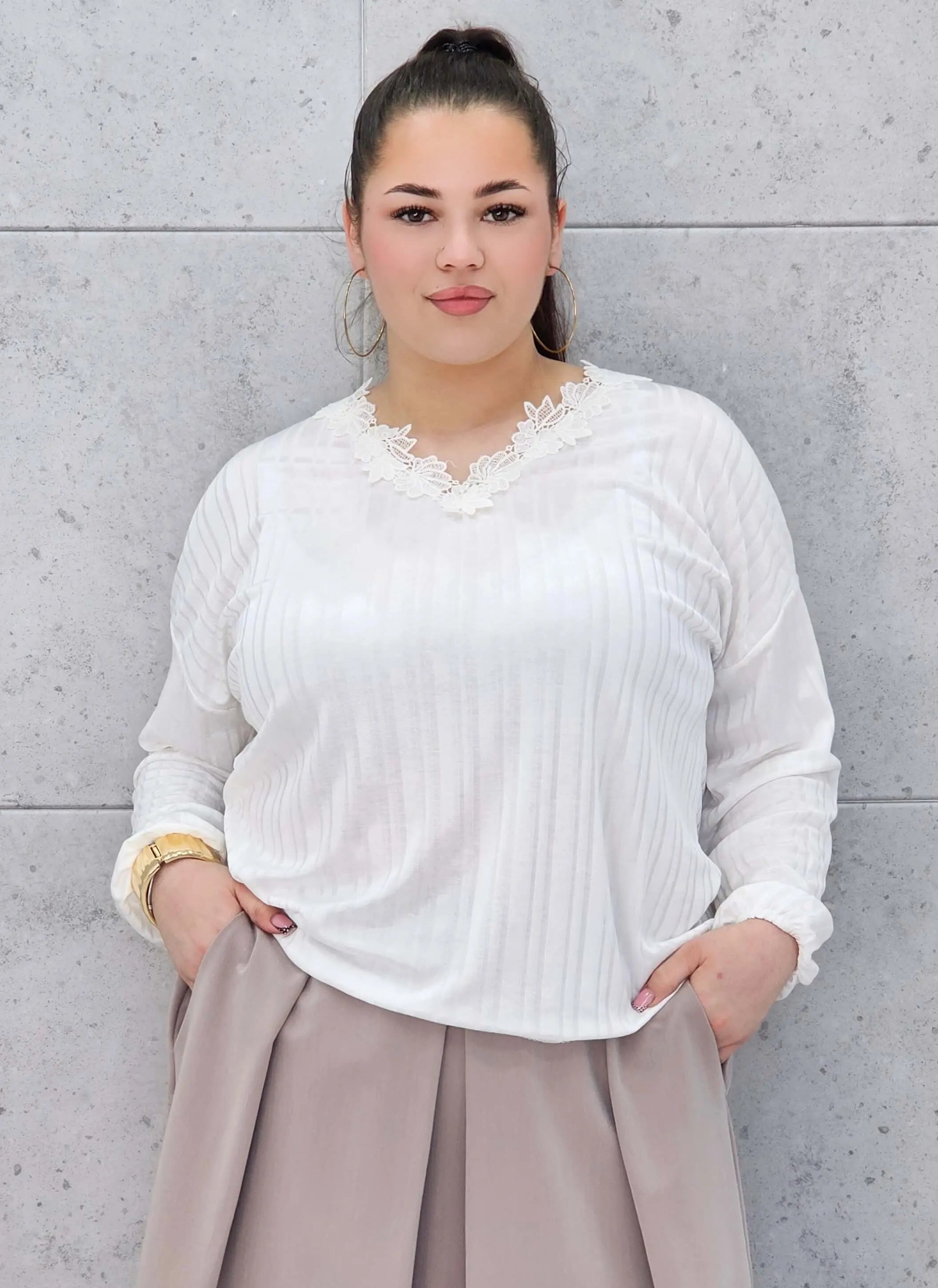 Biała bluzka plus size z koronkowym dekoltem – elegancka bluzka plus size Stylowa XL