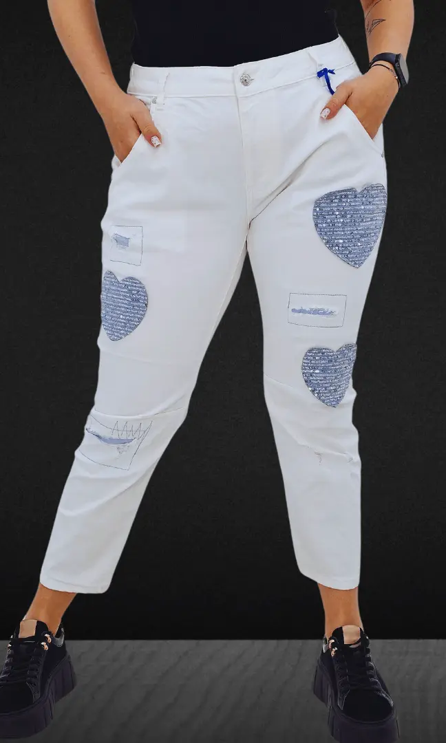 Białe spodnie jeansowe z naszywkami w kształcie serca Stylowa XL