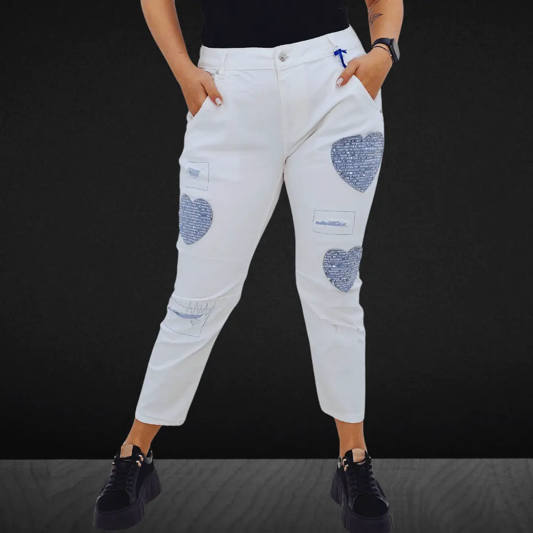 Białe spodnie jeansowe z naszywkami w kształcie serca Stylowa XL