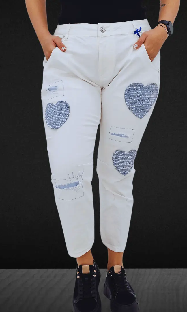 Białe spodnie jeansowe z naszywkami w kształcie serca Stylowa XL