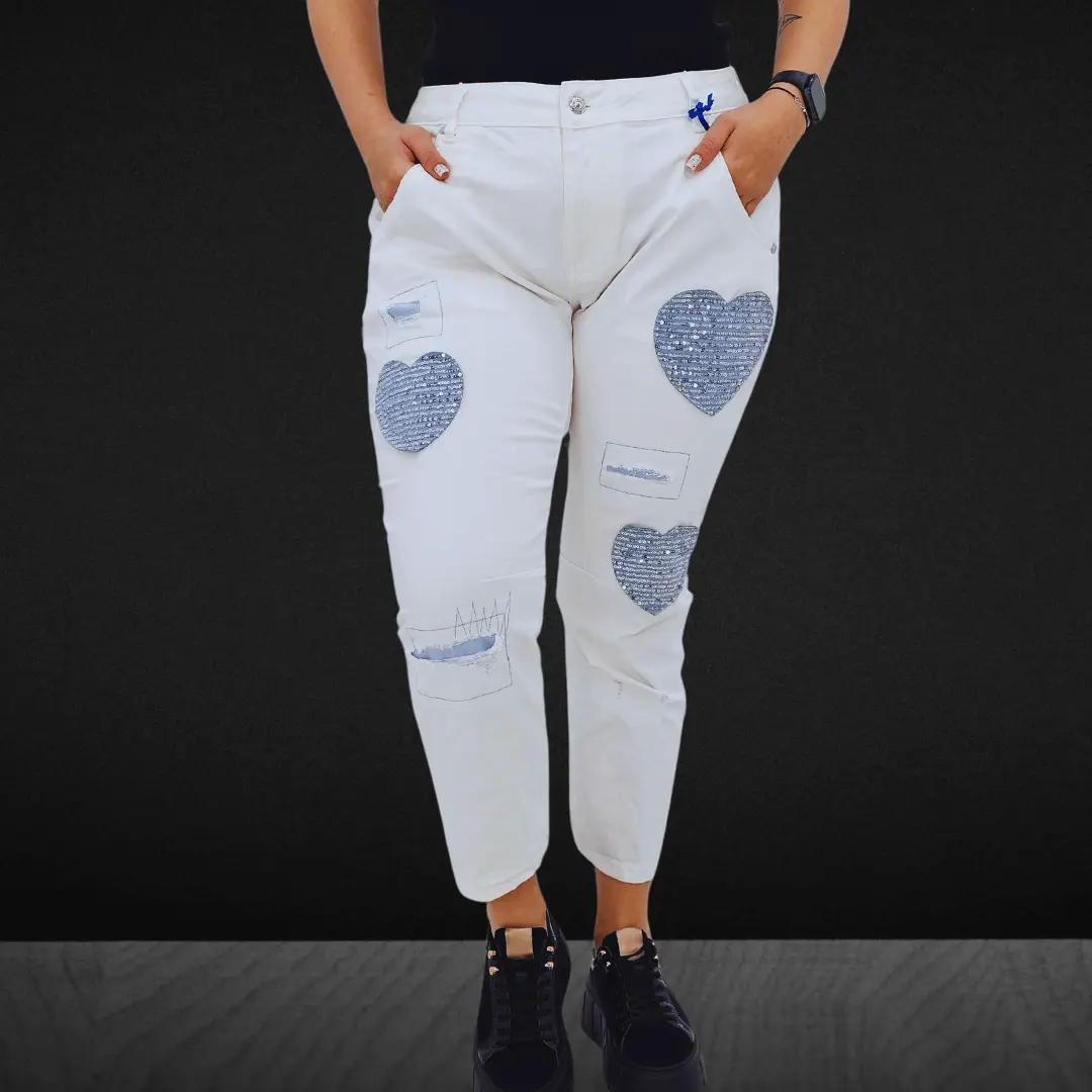 Białe spodnie jeansowe z naszywkami w kształcie serca Stylowa XL