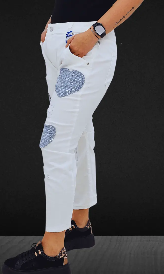 Białe spodnie jeansowe z naszywkami w kształcie serca Stylowa XL