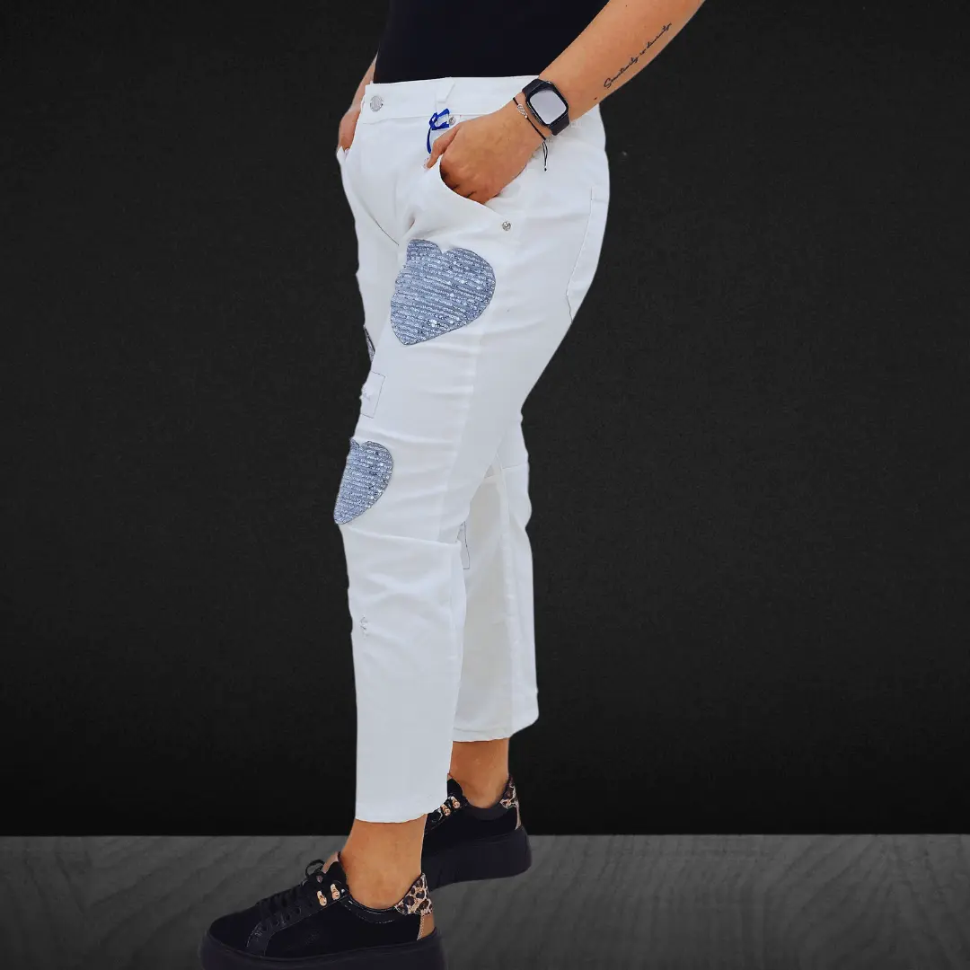 Białe spodnie jeansowe z naszywkami w kształcie serca Stylowa XL