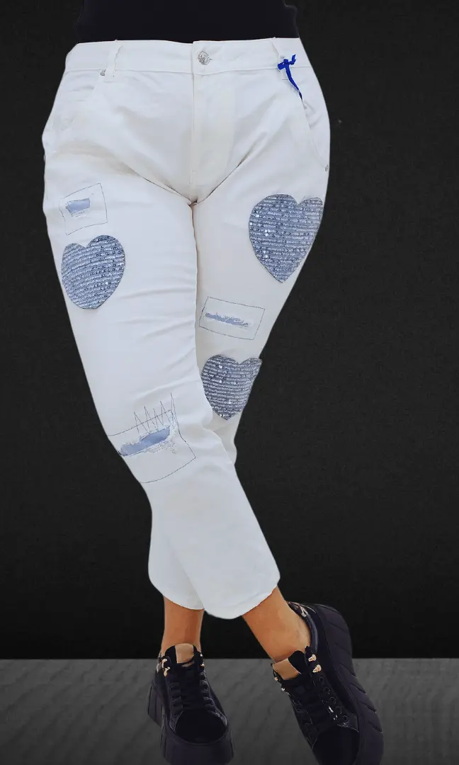 Białe spodnie jeansowe z naszywkami w kształcie serca Stylowa XL