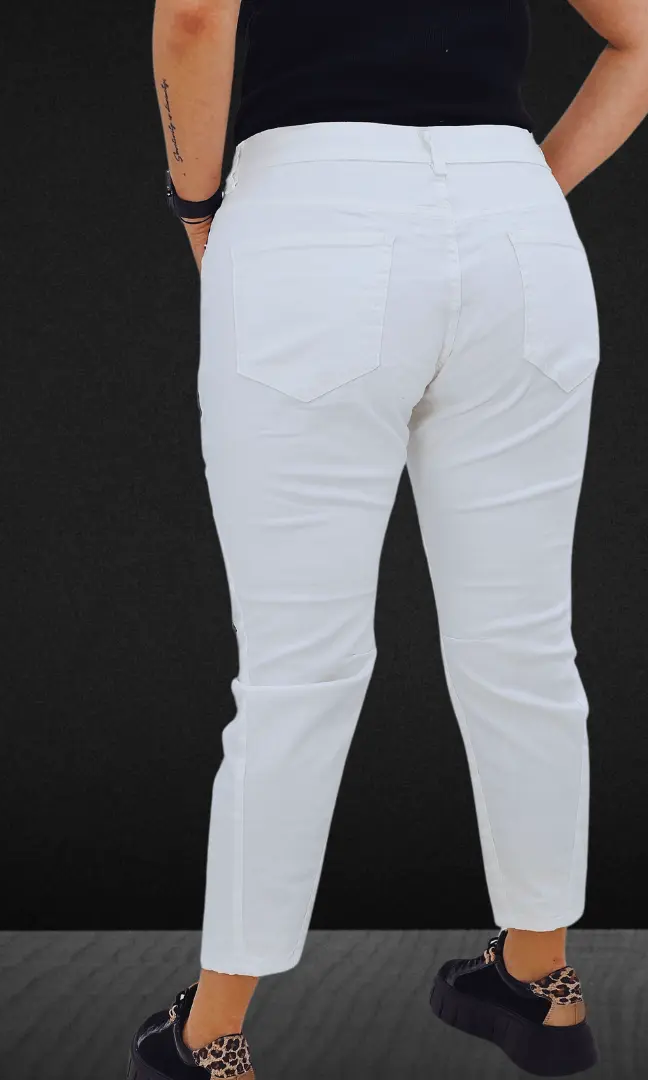 Białe spodnie jeansowe z naszywkami w kształcie serca Stylowa XL