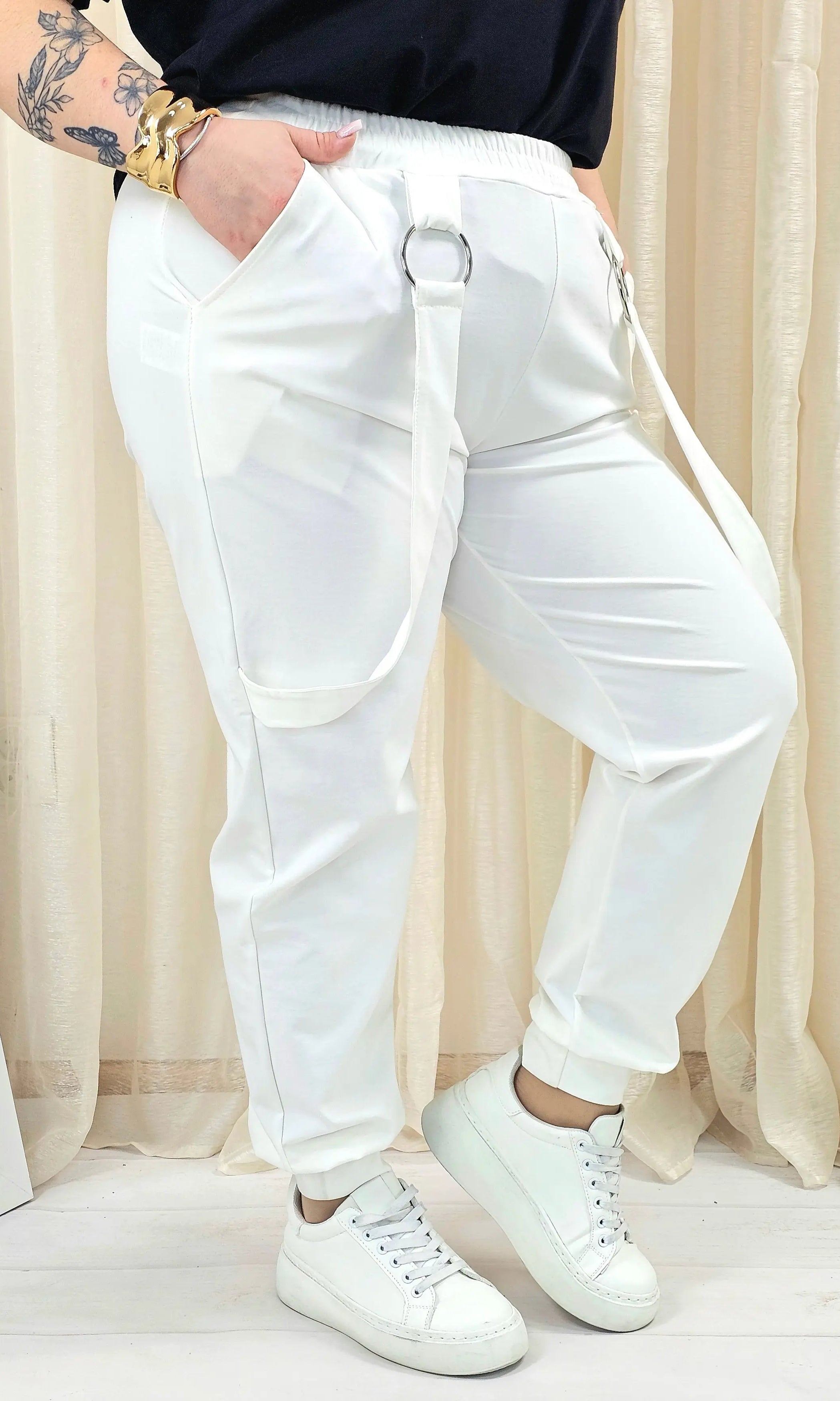 Białe spodnie plus size z detalami – nowoczesna moda plus size Stylowa XL