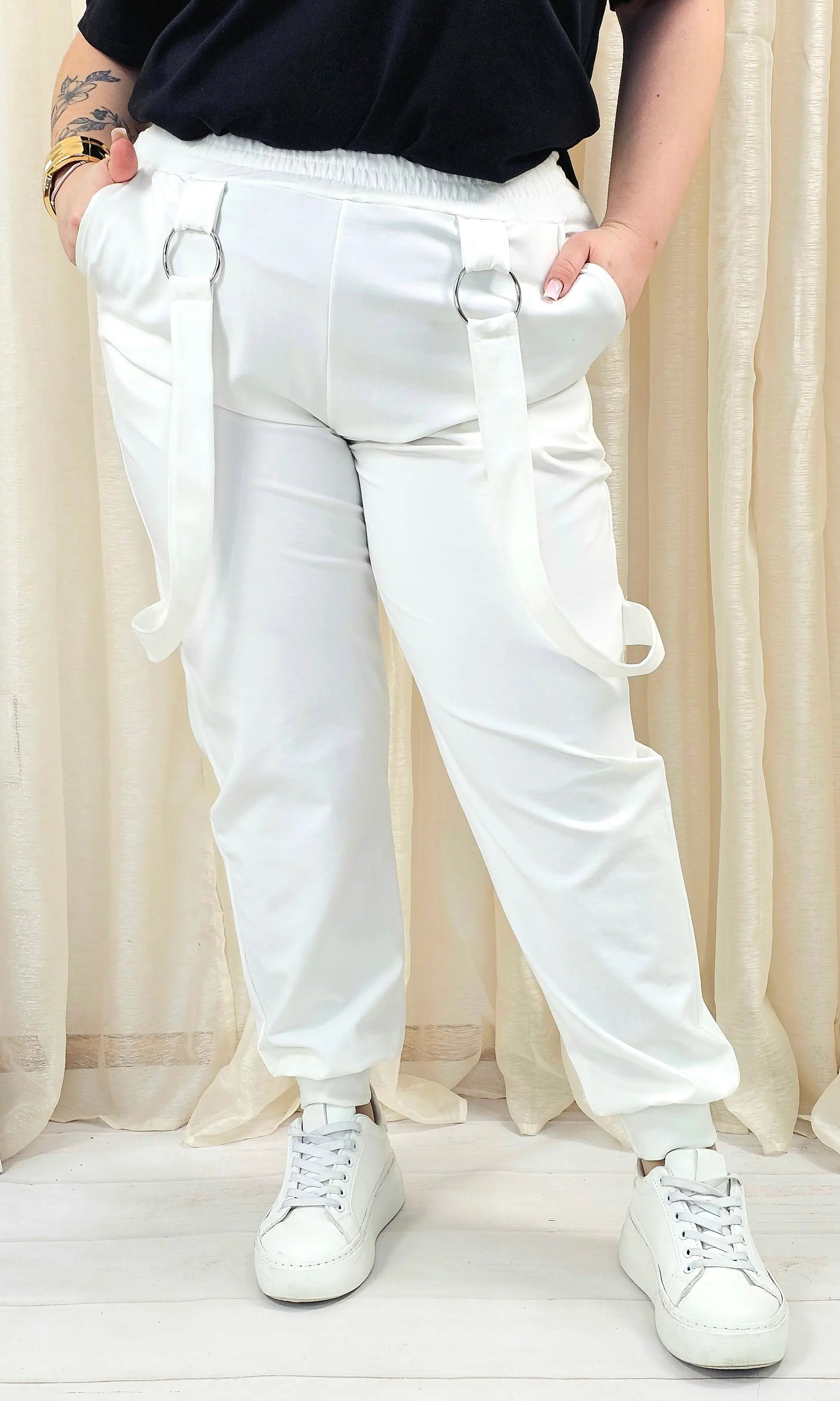 Białe spodnie plus size z detalami – nowoczesna moda plus size Stylowa XL