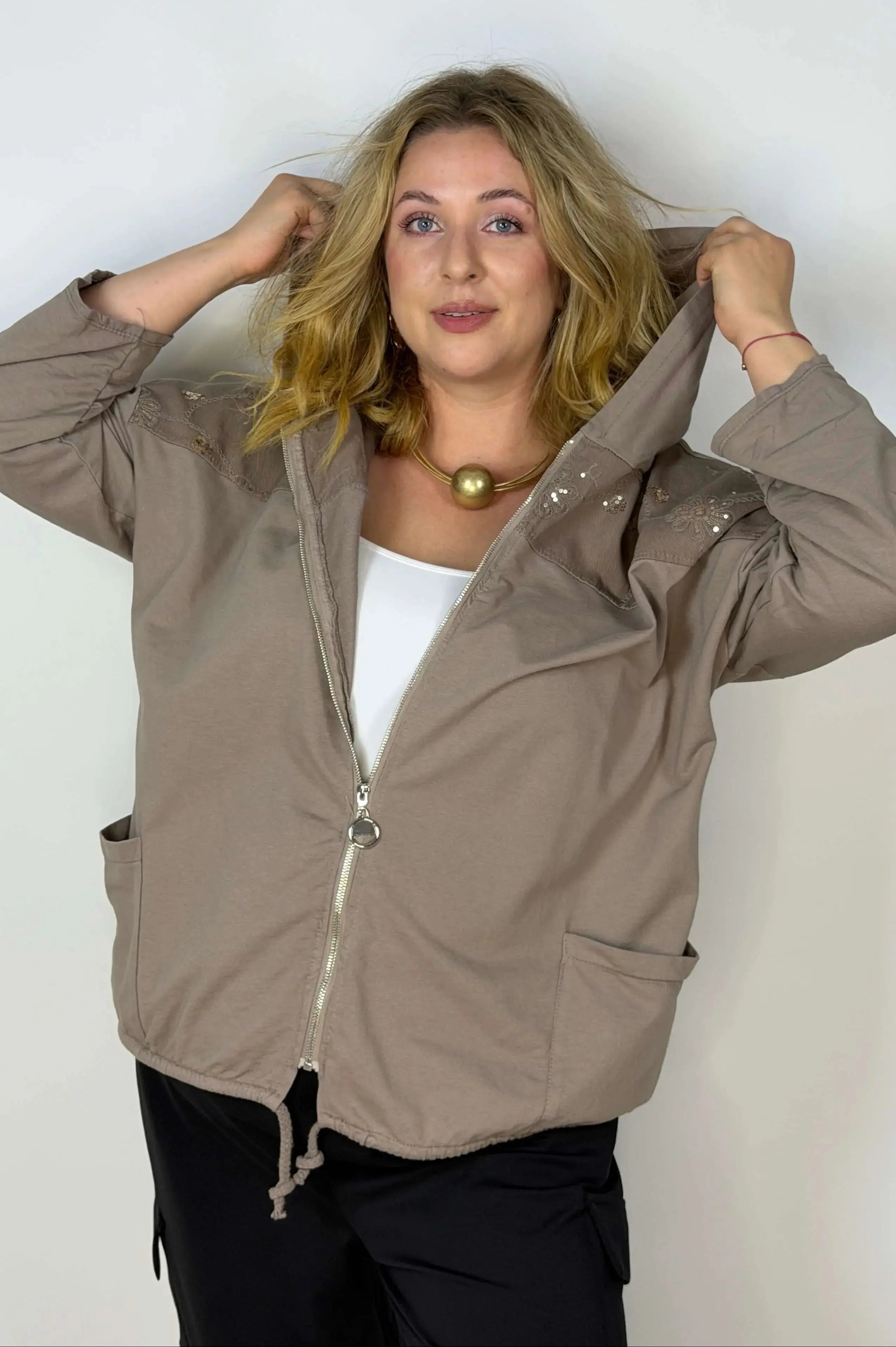 Bluza Plus Size z kapturem i haftowanymi wstawkami Stylowa XL
