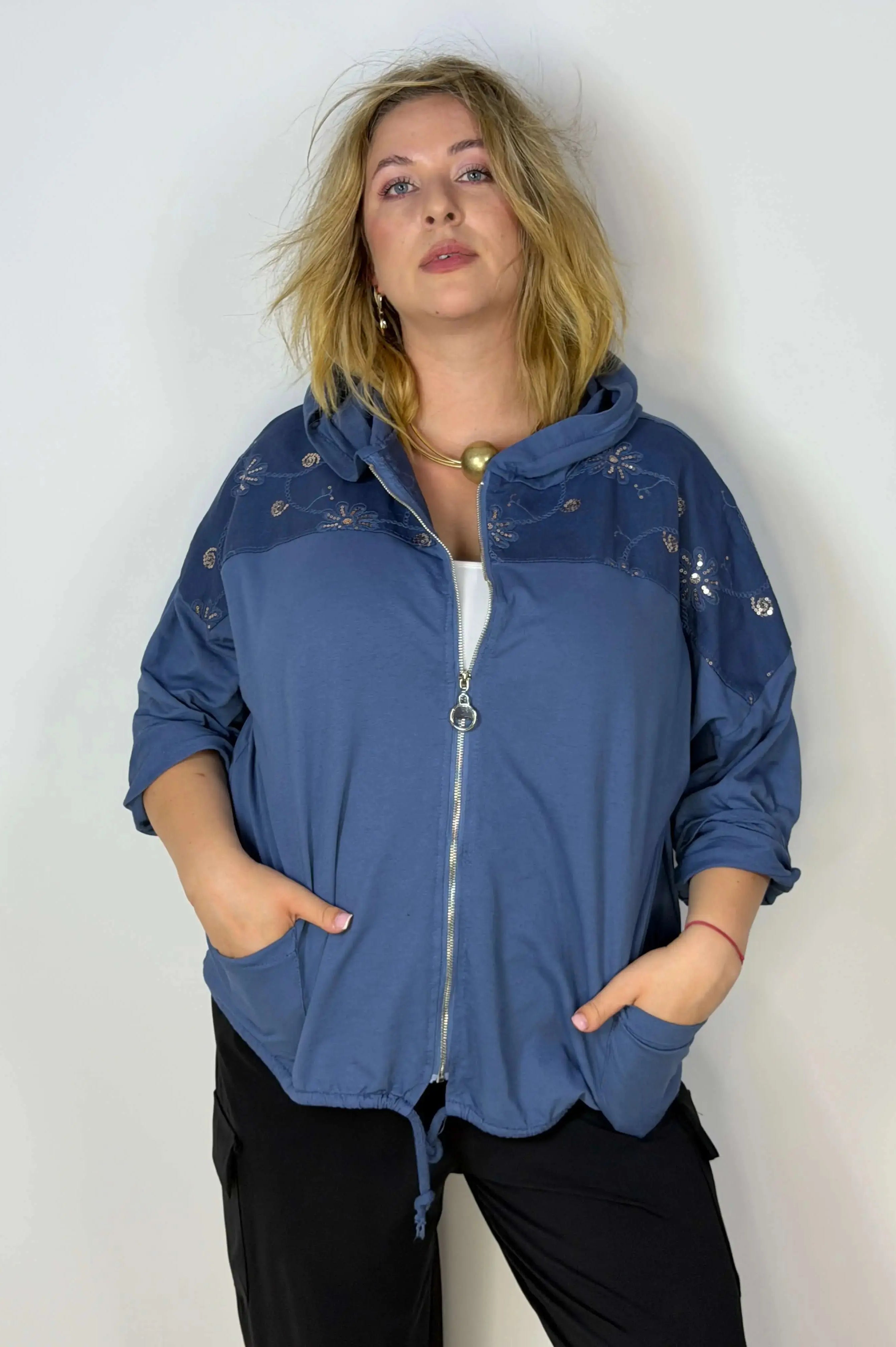 Bluza Plus Size z kapturem i haftowanymi wstawkami Stylowa XL