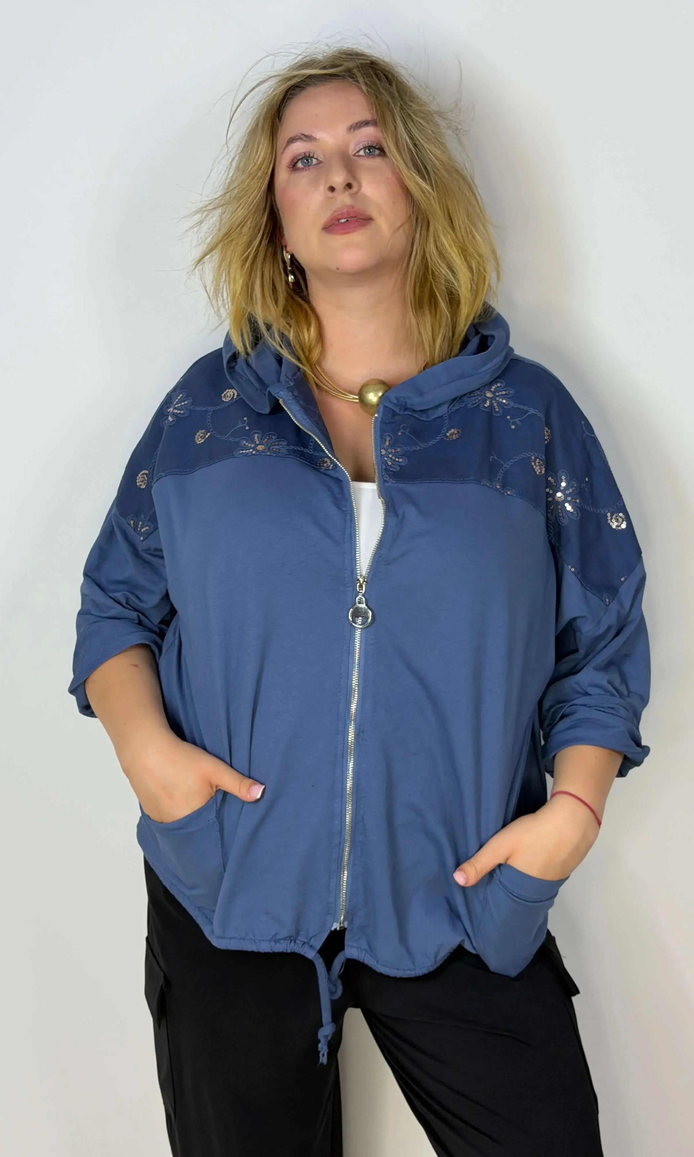 Bluza Plus Size z kapturem i haftowanymi wstawkami Stylowa XL