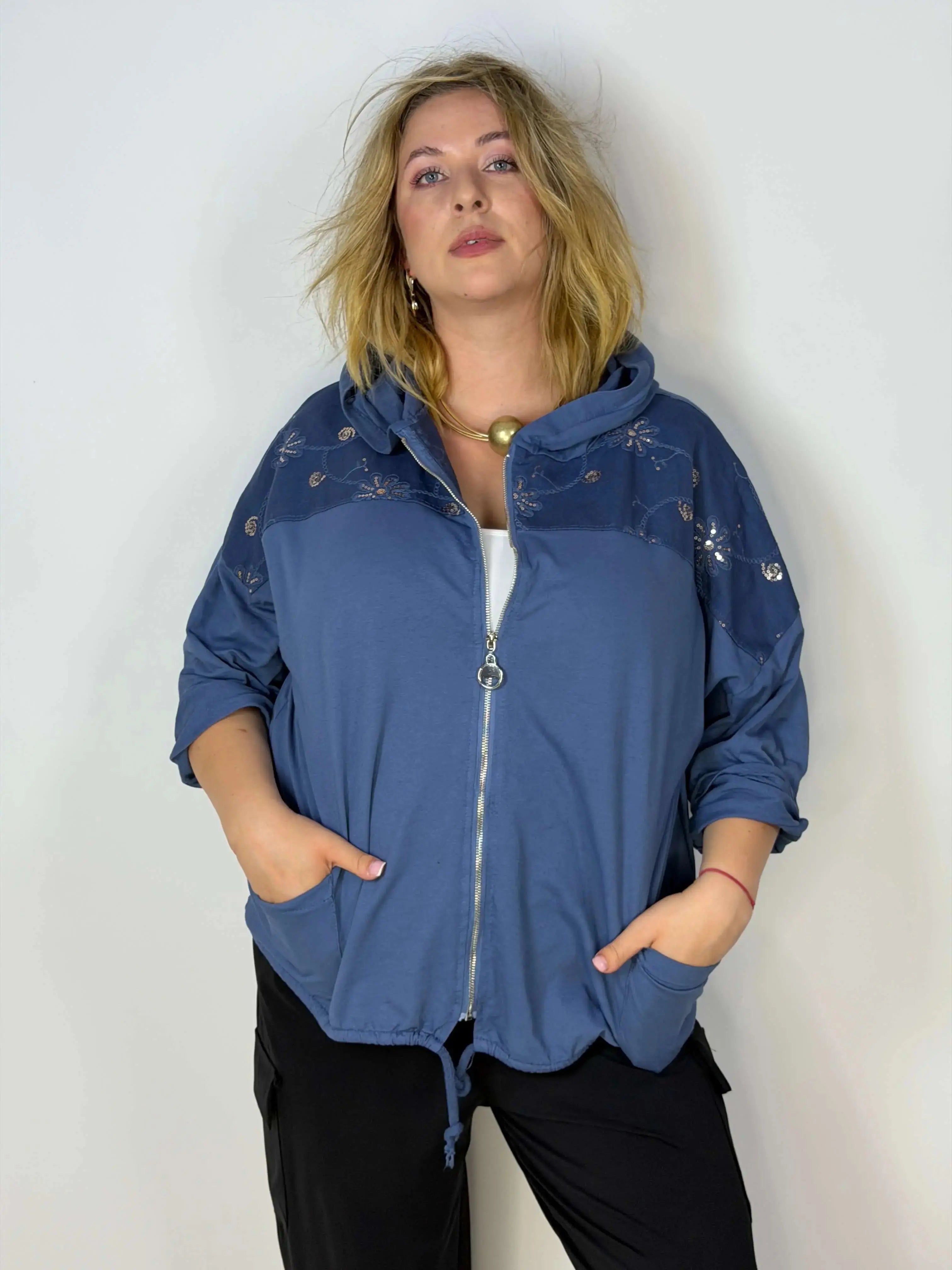 Bluza Plus Size z kapturem i haftowanymi wstawkami Stylowa XL
