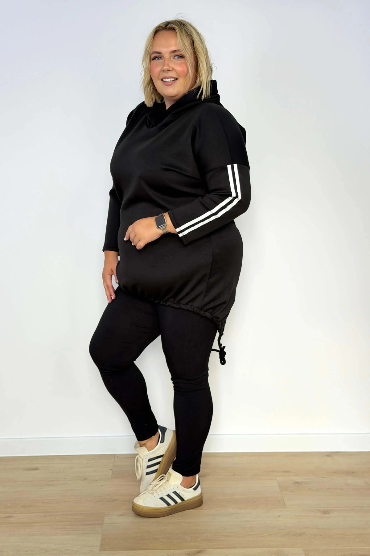 Bluza damska plus size z kapturem i ozdobnymi paskami Stylowa XL