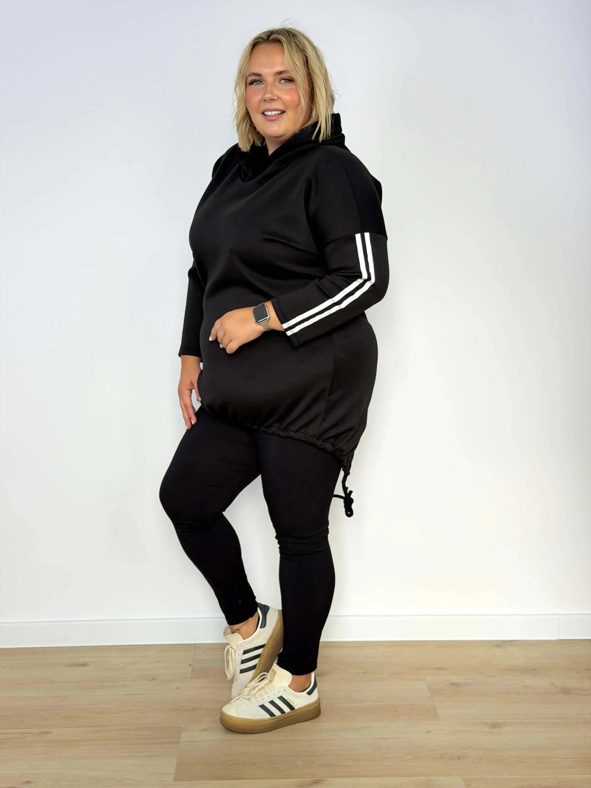 Bluza damska plus size z kapturem i ozdobnymi paskami Stylowa XL