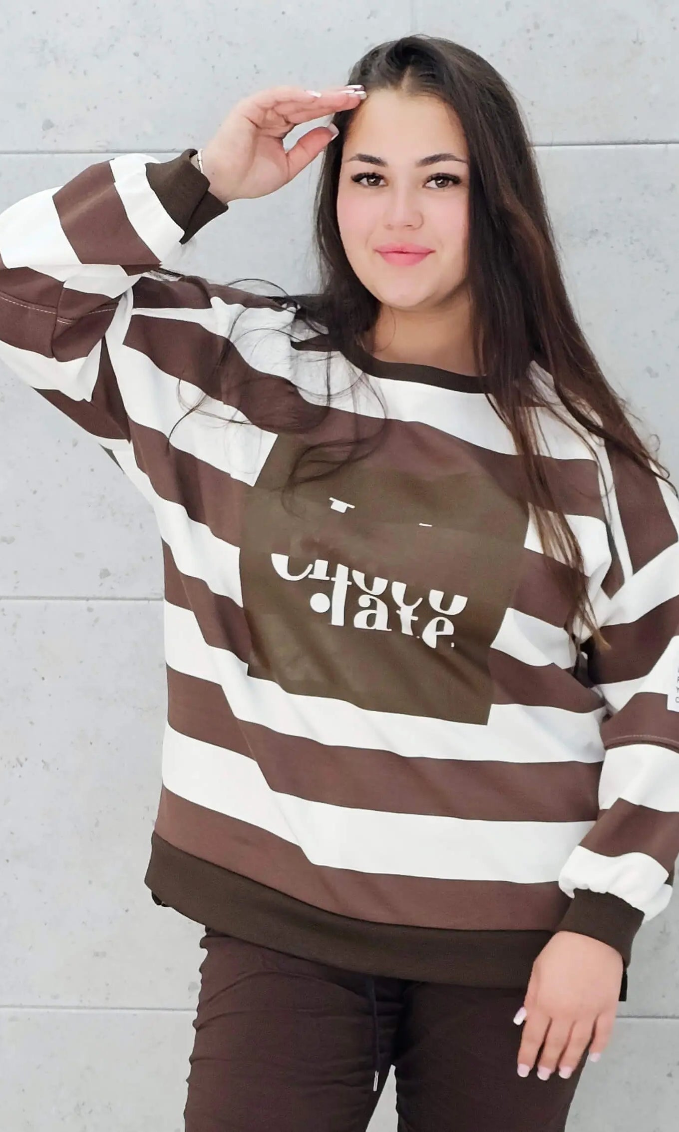 Bluza plus size CHOCOLATE – modna, wygodna, idealna na co dzień | Stylowa XL Stylowa XL