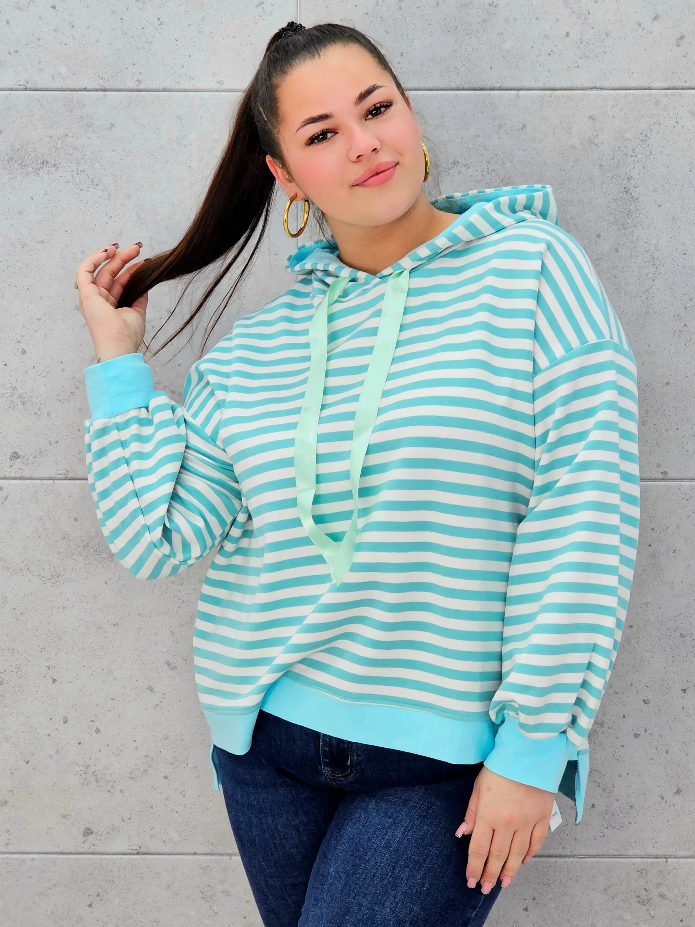 Bluza plus size w paski z kapturem – modna i wygodna bluza XXL Stylowa XL