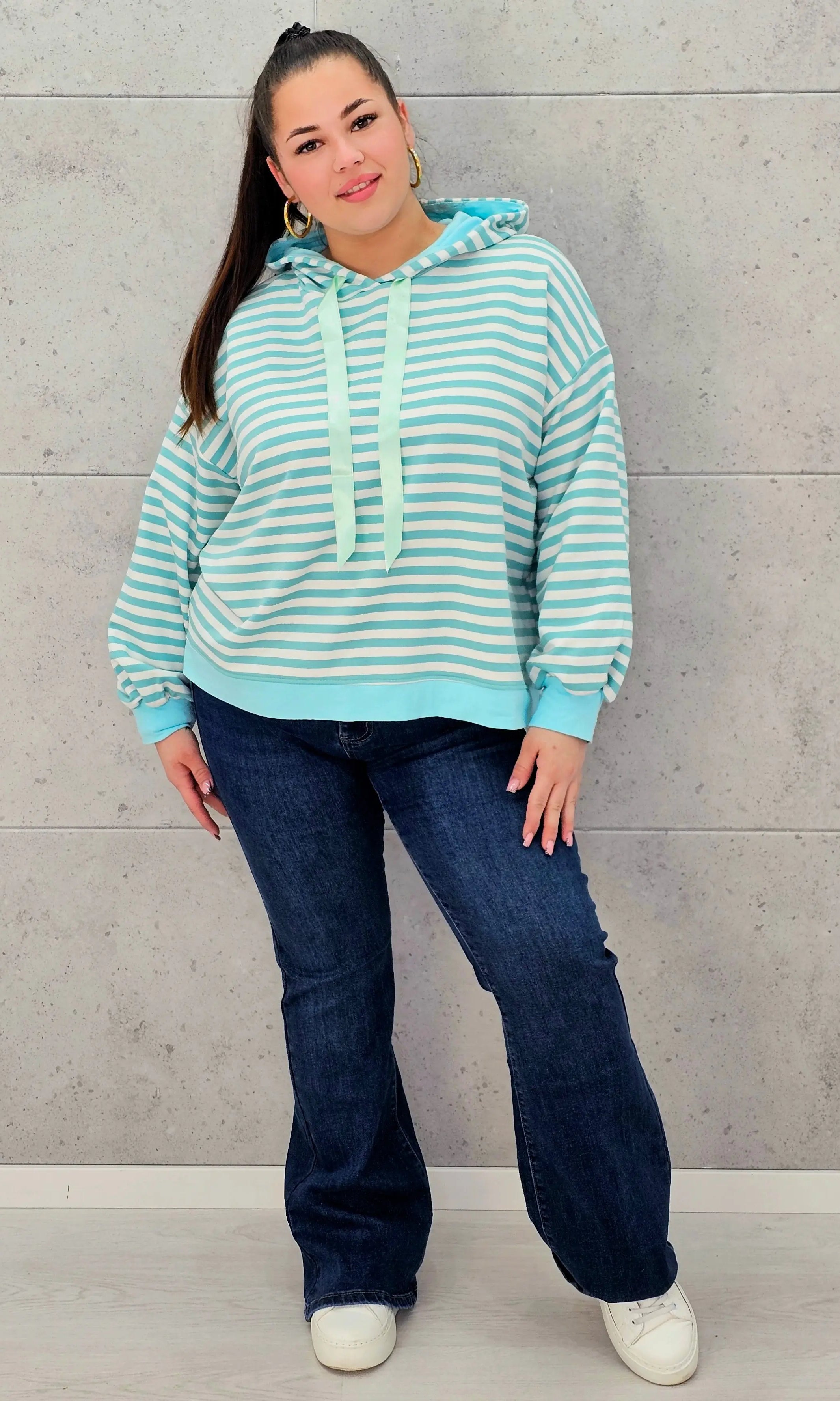 Bluza plus size w paski z kapturem – modna i wygodna bluza XXL Stylowa XL