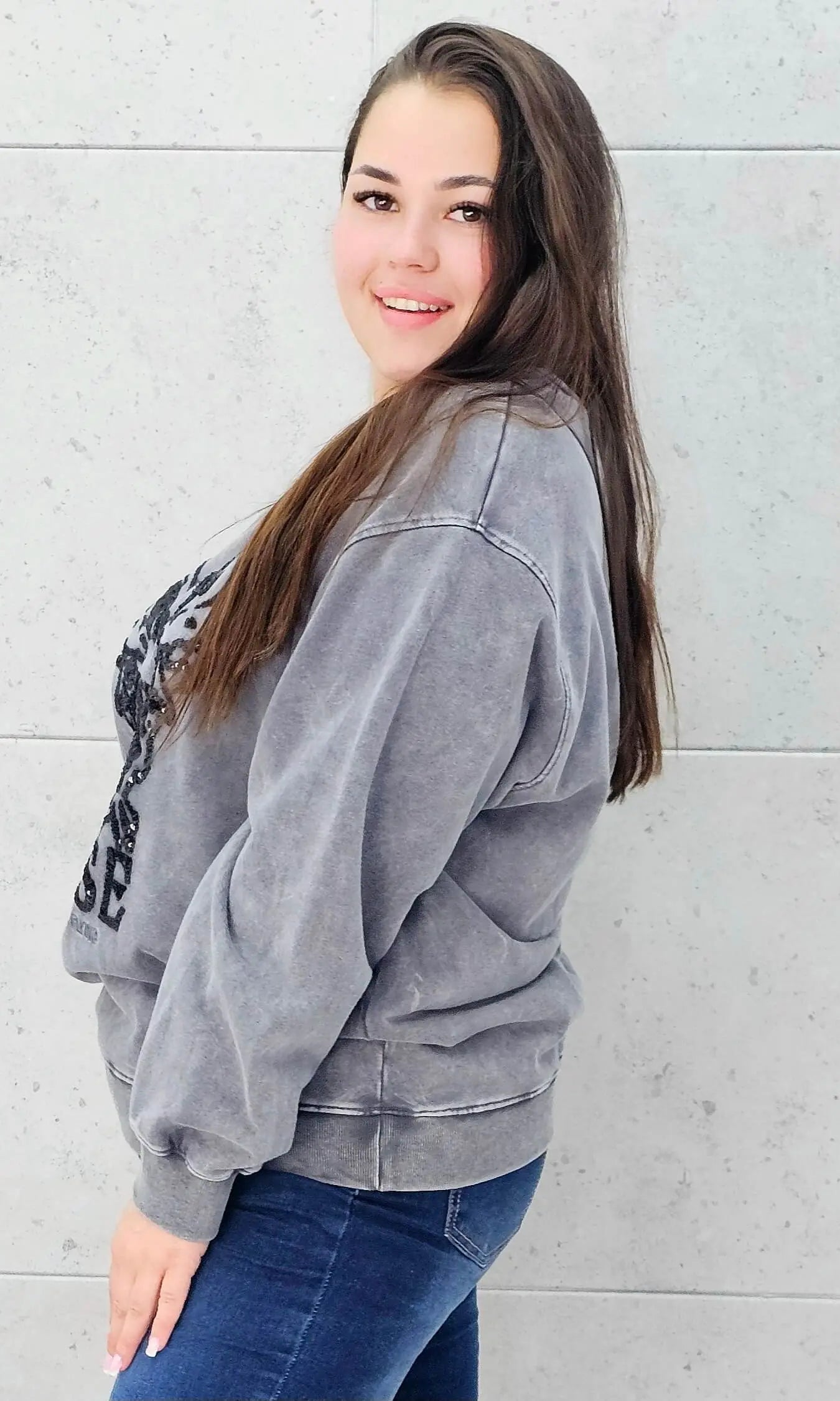 Bluza plus size z haftem i błyszczącymi akcentami – stylowa odzież XXL dla kobiet Stylowa XL