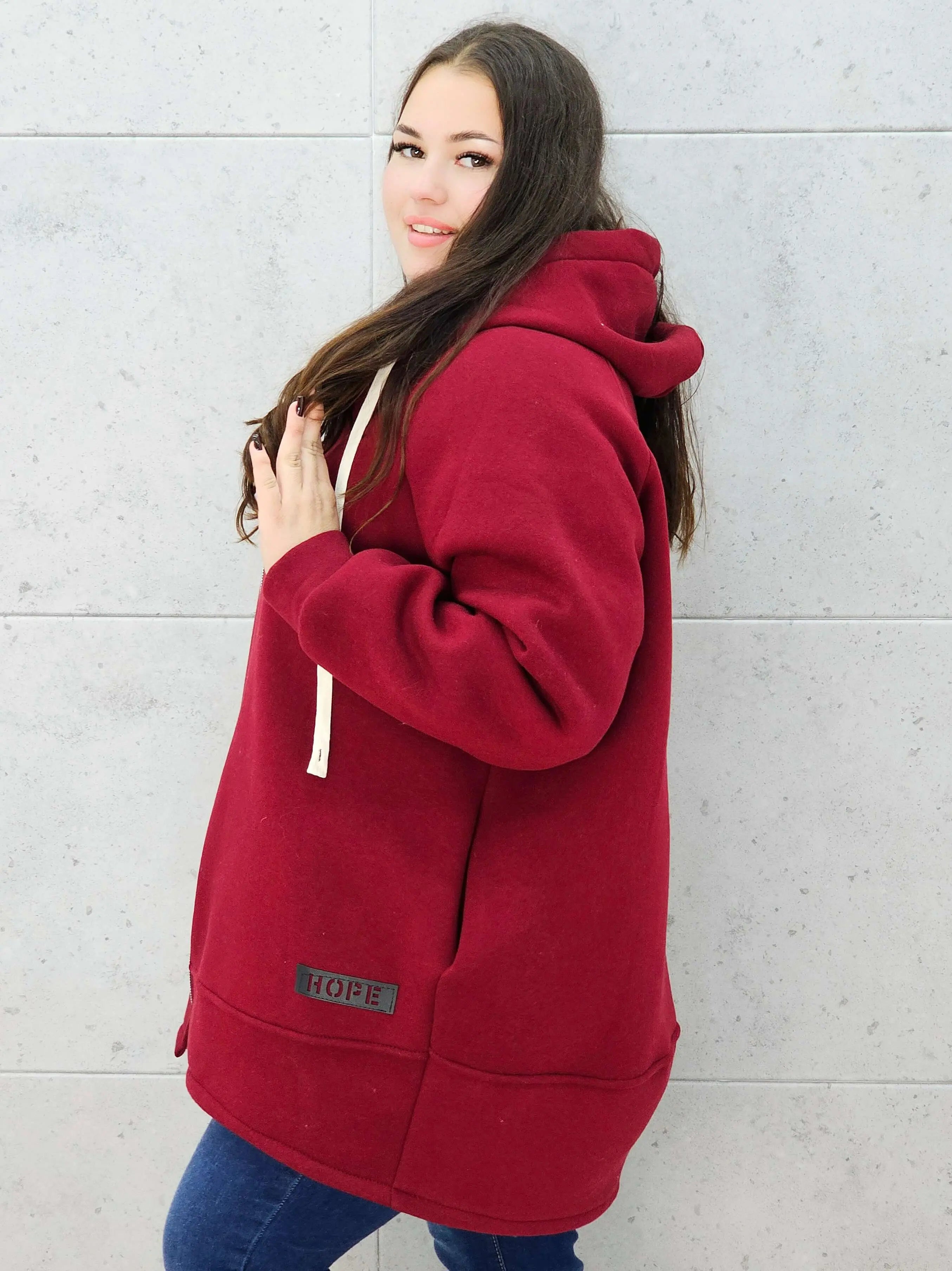 bluza z kapturem na suwak bordowa plus size – bok