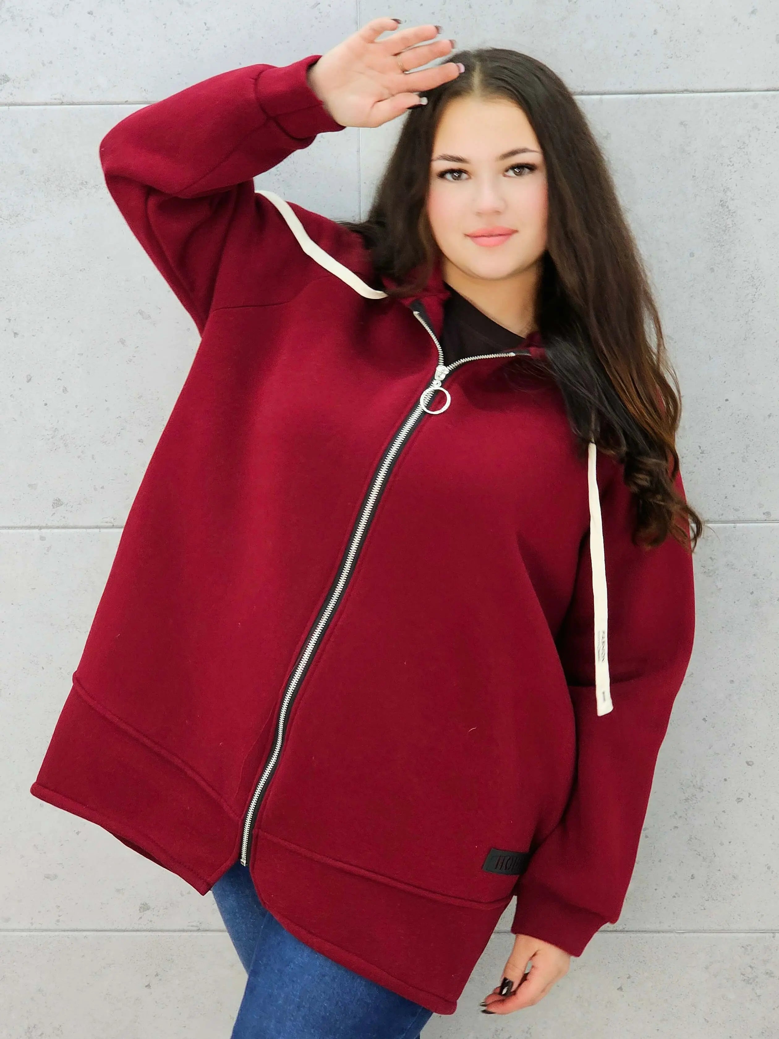bluza oversize bordowa plus size – stylizacja