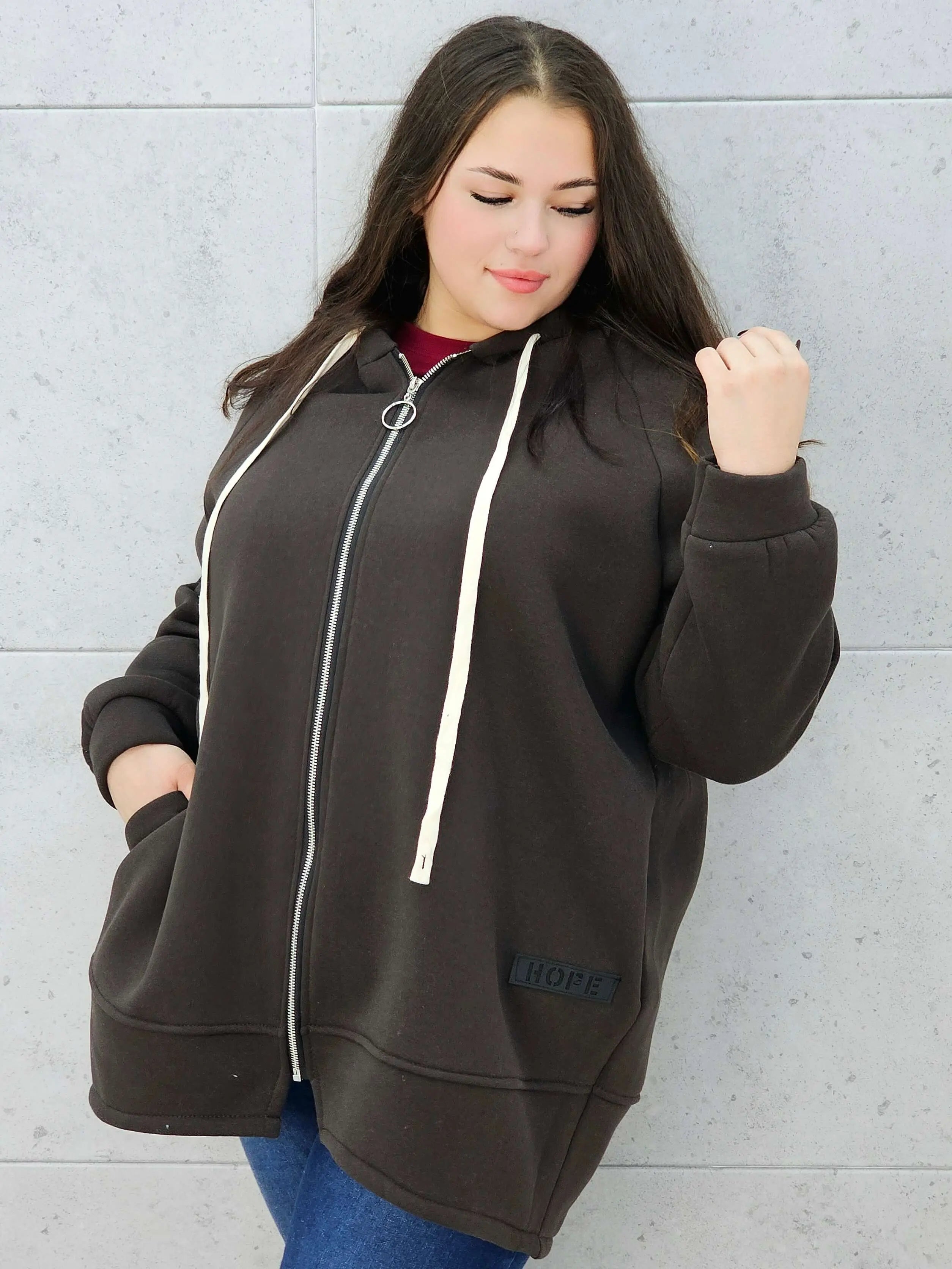 bluza z kapturem brązowa plus size – na modelce