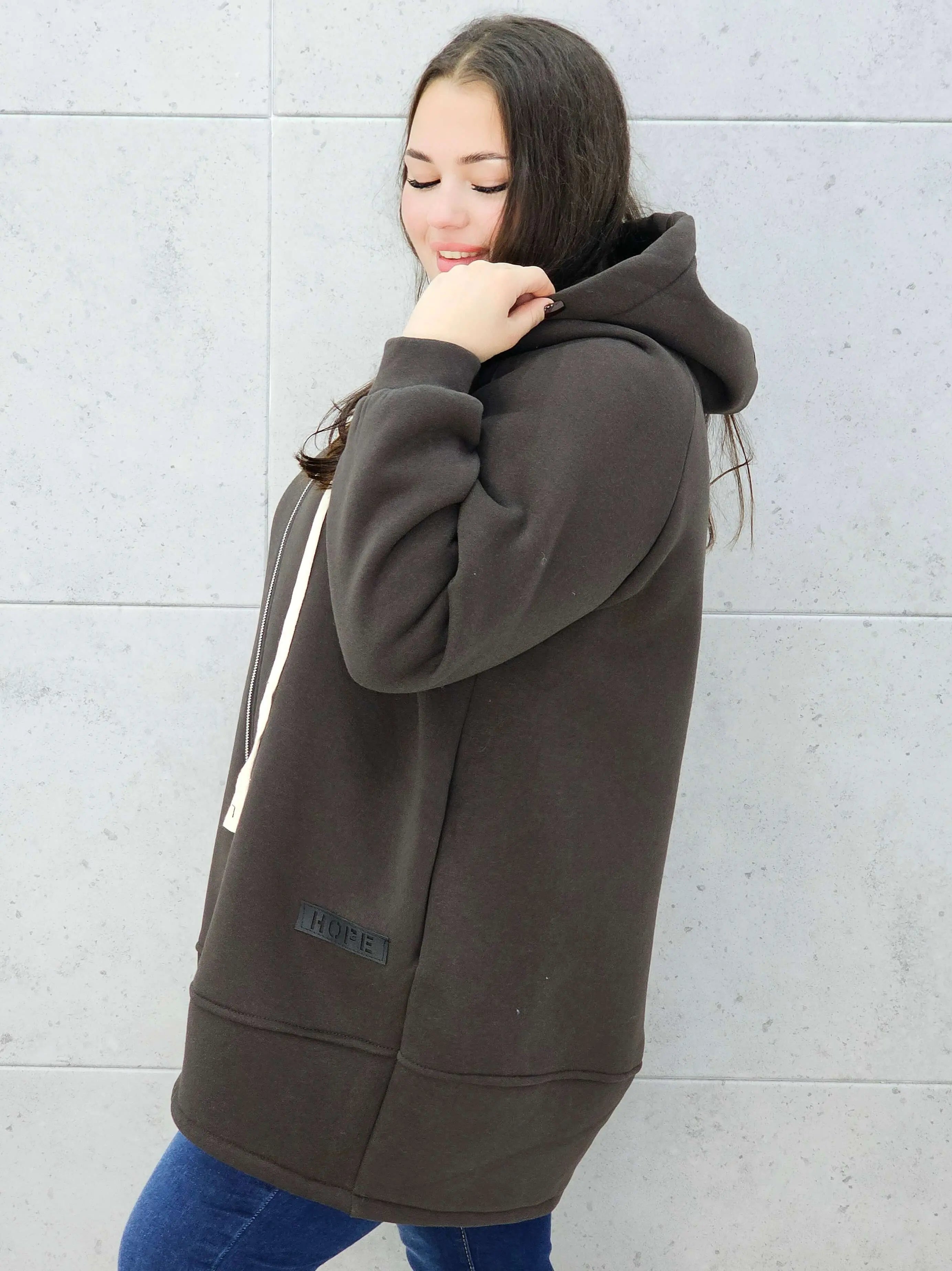 bluza z kapturem brązowa plus size – na modelce bokiem