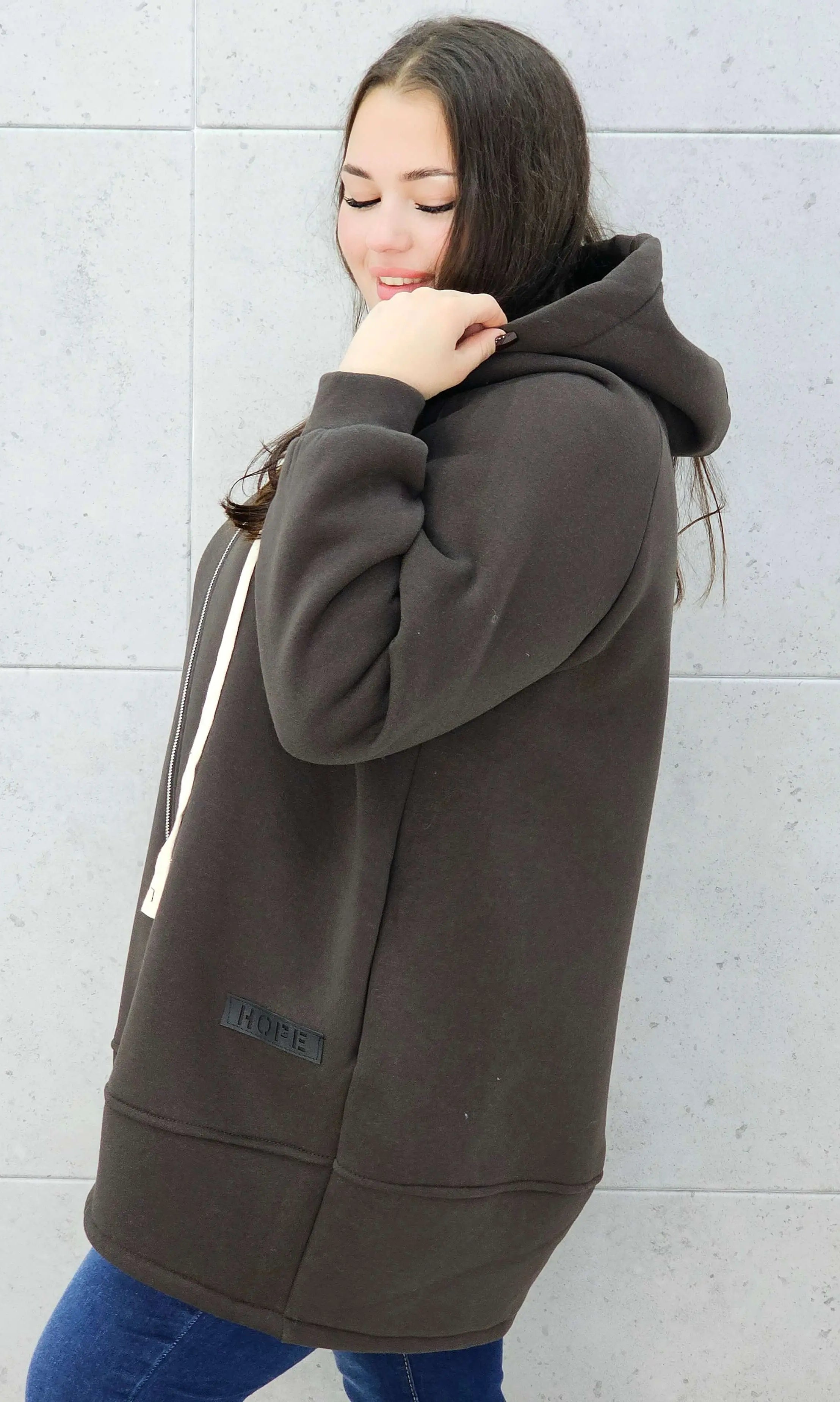 bluza z kapturem brązowa plus size – na modelce bokiem