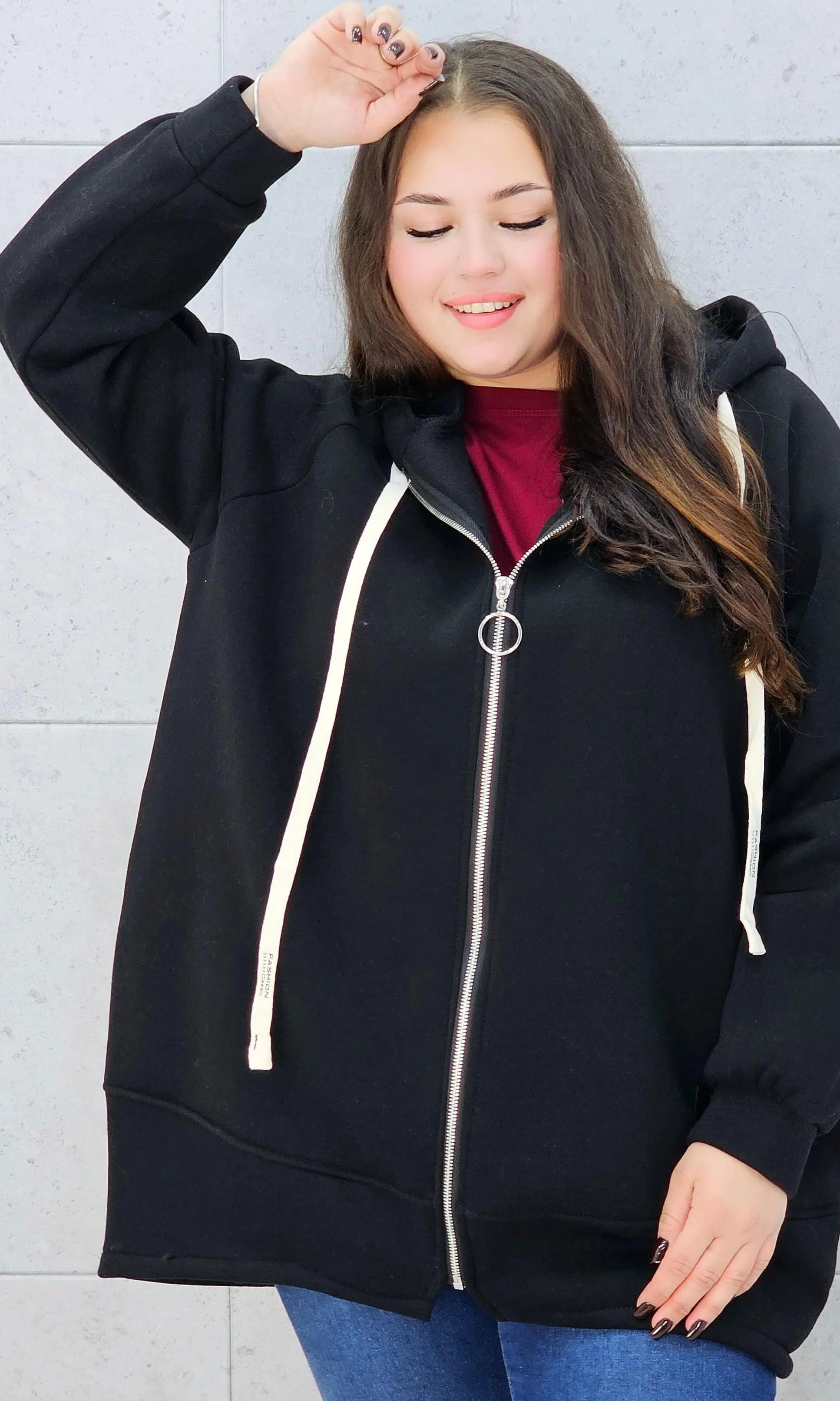 bluza z kapturem czarna plus size – przód z bluzka