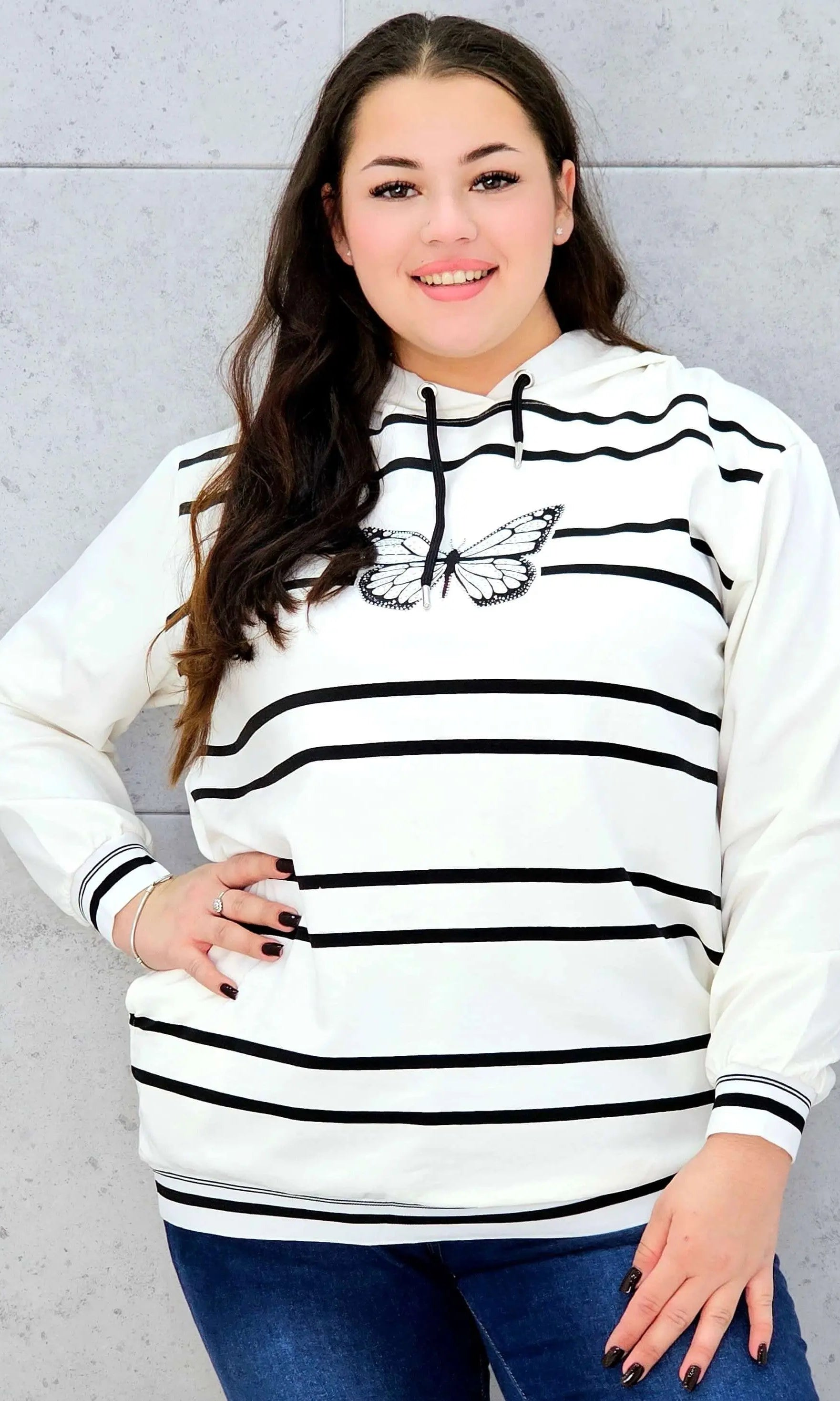 Bluza z kapturem z motylem – styl i wygoda w modzie plus size Stylowa XL